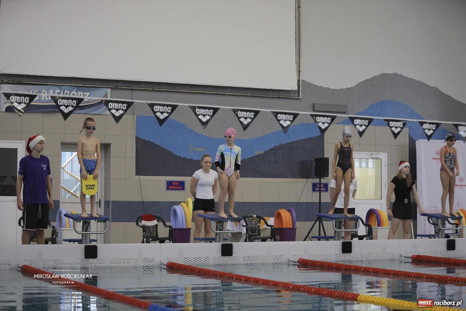 Zdjęcie w galerii na portalu naszraciborz.pl: XII Mikołajkowe Zawody Pływackie i jarmark z ZSOMS [FOTO i WIDEO] wiadomości z regionu