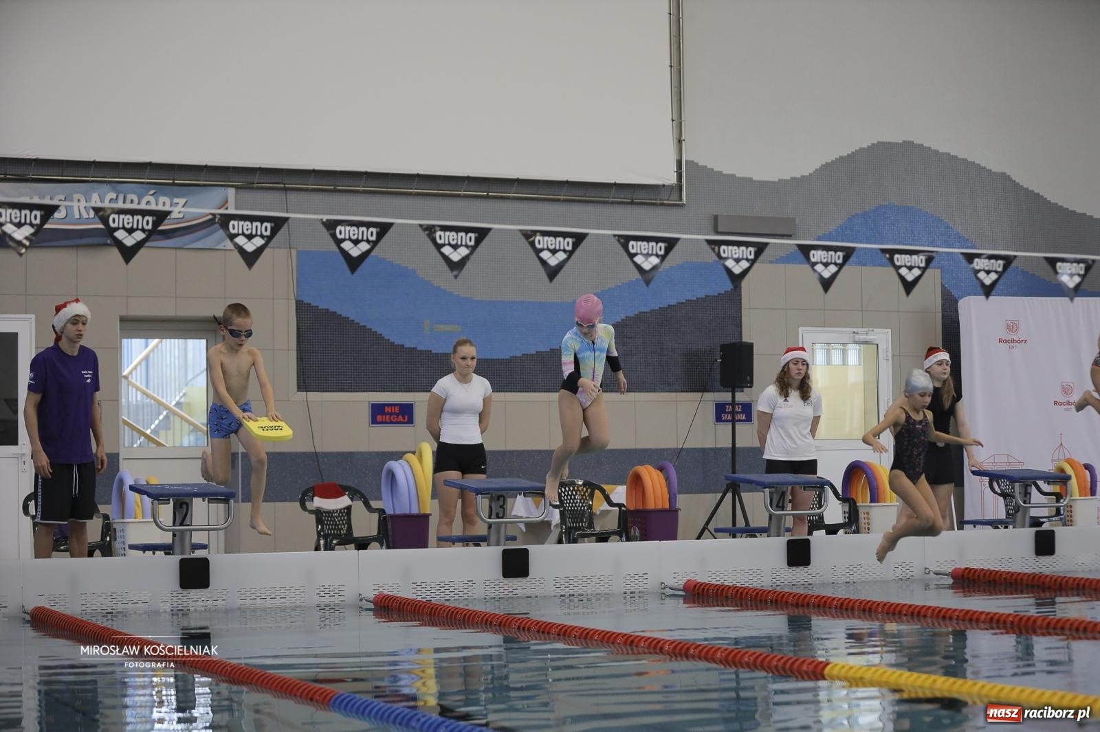 Zdjęcie w galerii na portalu naszraciborz.pl: XII Mikołajkowe Zawody Pływackie i jarmark z ZSOMS [FOTO i WIDEO] wiadomości z regionu