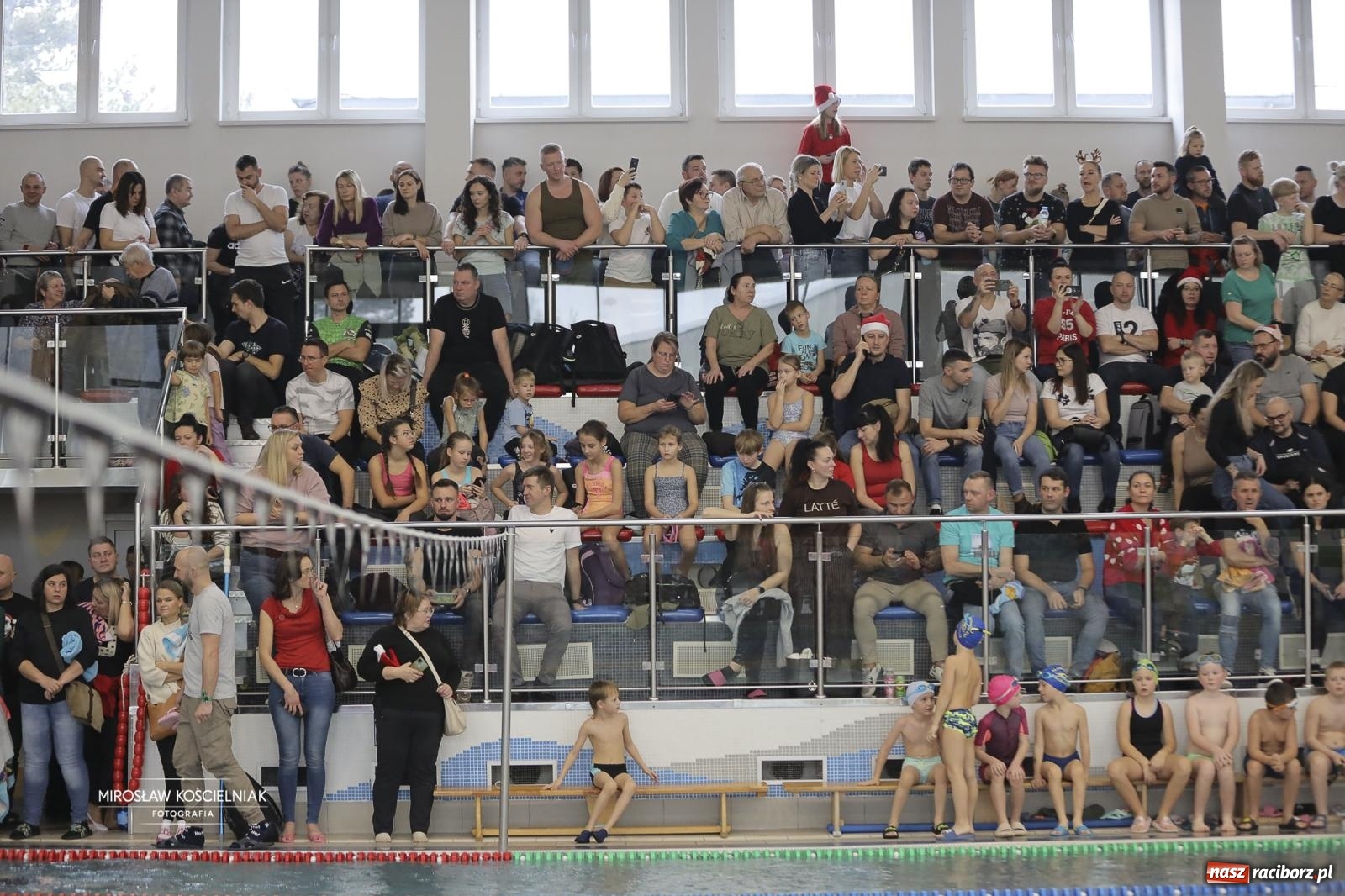 Zdjęcie w galerii na portalu naszraciborz.pl: XII Mikołajkowe Zawody Pływackie i jarmark z ZSOMS [FOTO i WIDEO] wiadomości z regionu