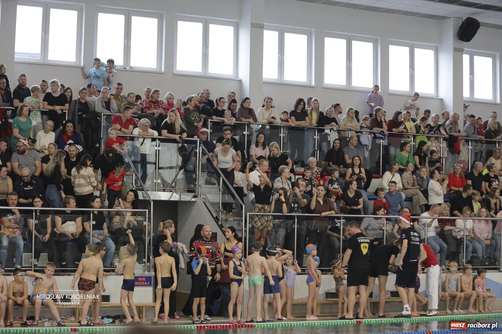 Zdjęcie w galerii na portalu naszraciborz.pl: XII Mikołajkowe Zawody Pływackie i jarmark z ZSOMS [FOTO i WIDEO] wiadomości z regionu