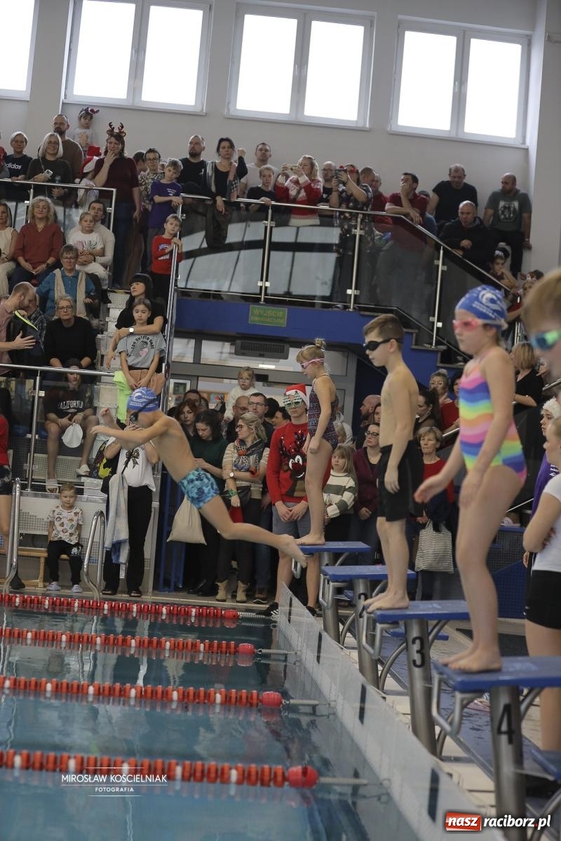 Zdjęcie w galerii na portalu naszraciborz.pl: XII Mikołajkowe Zawody Pływackie i jarmark z ZSOMS [FOTO i WIDEO] wiadomości z regionu