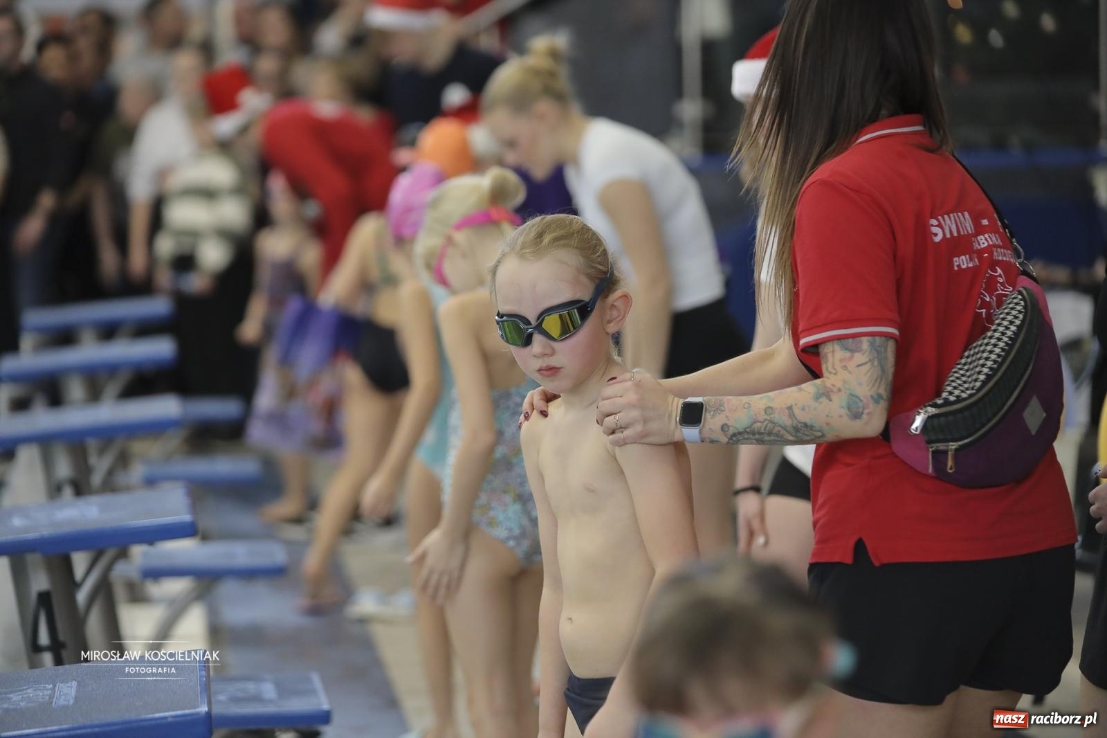 Zdjęcie w galerii na portalu naszraciborz.pl: XII Mikołajkowe Zawody Pływackie i jarmark z ZSOMS [FOTO i WIDEO] wiadomości z regionu