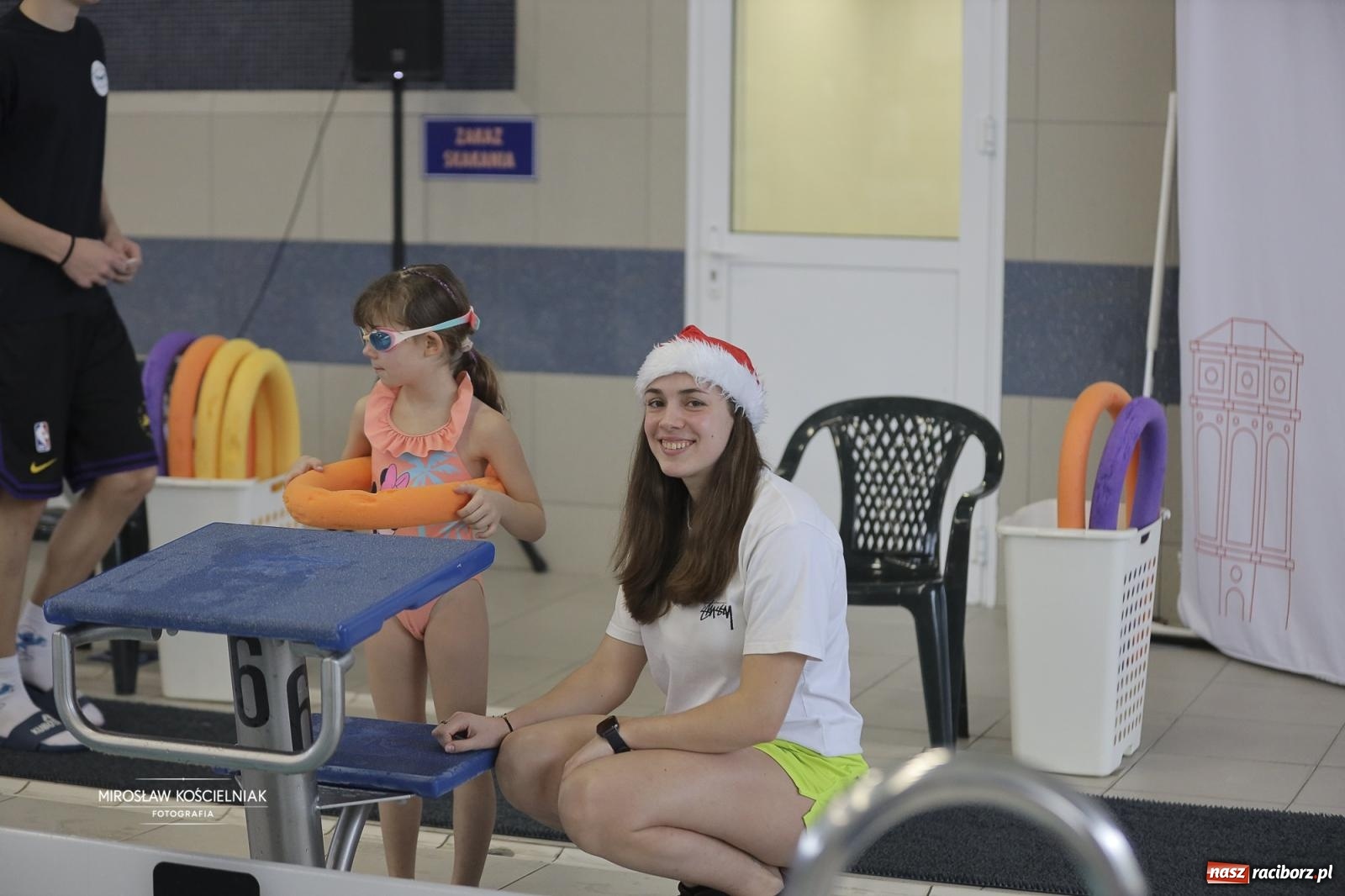 Zdjęcie w galerii na portalu naszraciborz.pl: XII Mikołajkowe Zawody Pływackie i jarmark z ZSOMS [FOTO i WIDEO] wiadomości z regionu