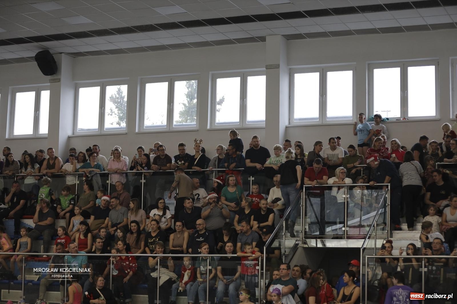 Zdjęcie w galerii na portalu naszraciborz.pl: XII Mikołajkowe Zawody Pływackie i jarmark z ZSOMS [FOTO i WIDEO] wiadomości z regionu