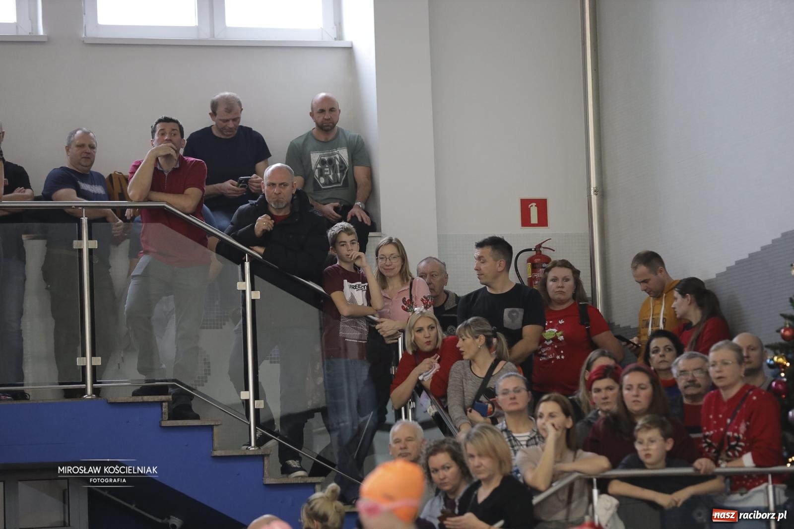 Zdjęcie w galerii na portalu naszraciborz.pl: XII Mikołajkowe Zawody Pływackie i jarmark z ZSOMS [FOTO i WIDEO] wiadomości z regionu