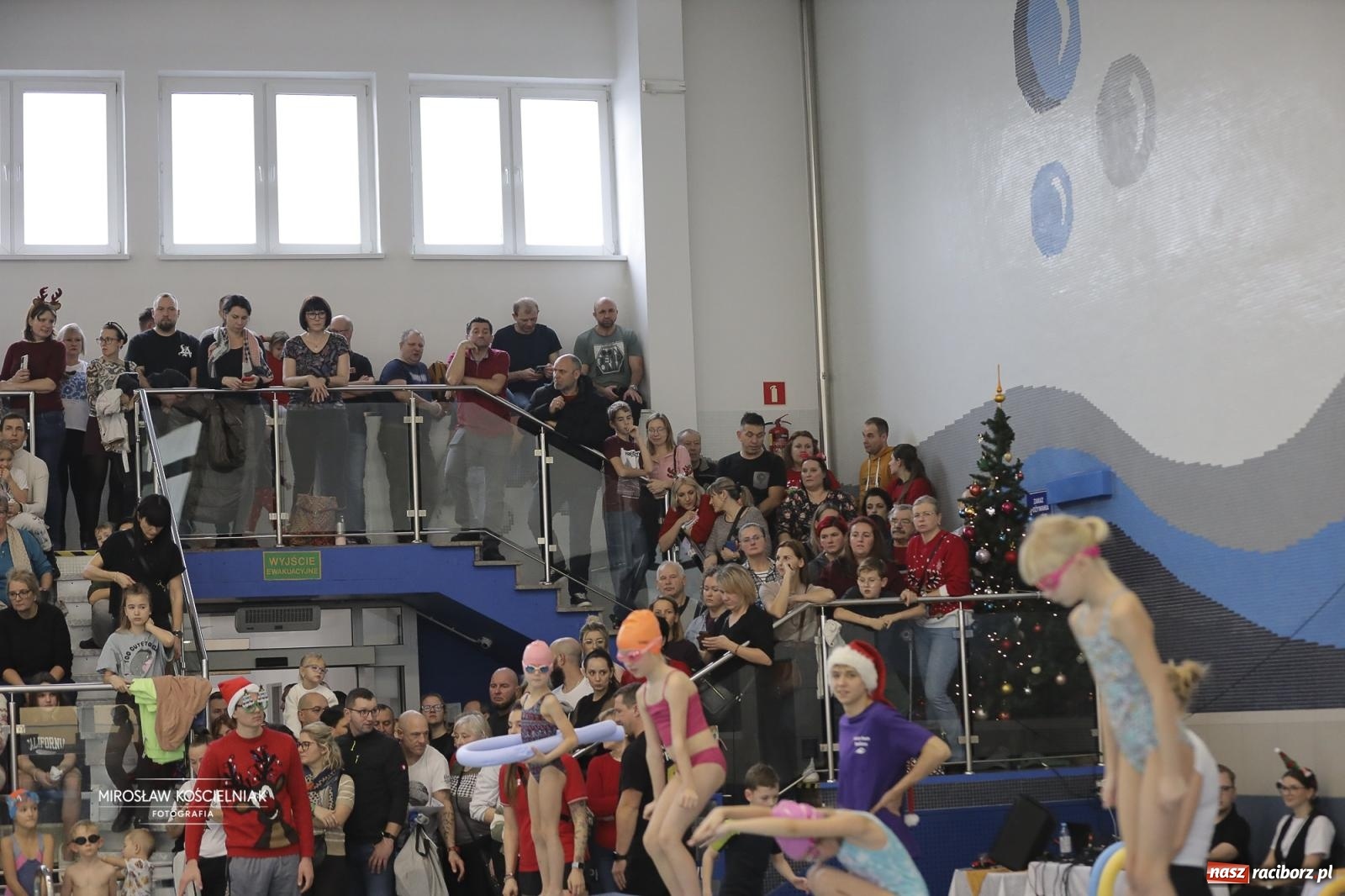 Zdjęcie w galerii na portalu naszraciborz.pl: XII Mikołajkowe Zawody Pływackie i jarmark z ZSOMS [FOTO i WIDEO] wiadomości z regionu