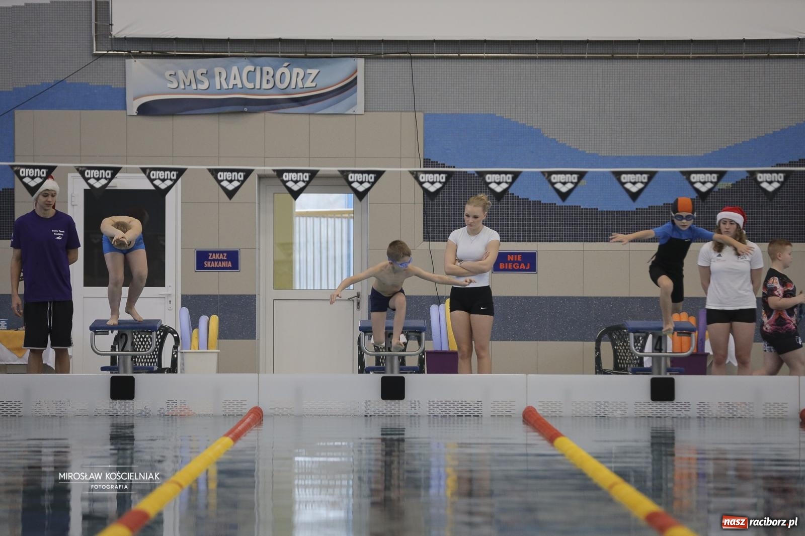 Zdjęcie w galerii na portalu naszraciborz.pl: XII Mikołajkowe Zawody Pływackie i jarmark z ZSOMS [FOTO i WIDEO] wiadomości z regionu