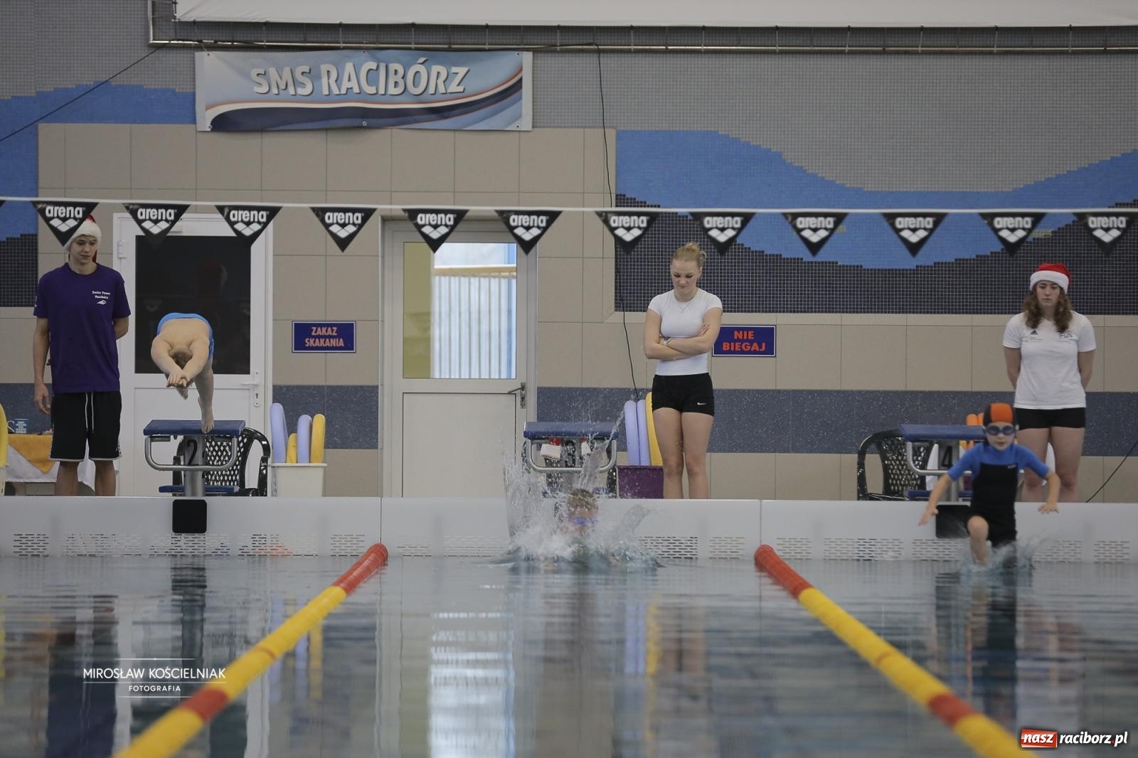 Zdjęcie w galerii na portalu naszraciborz.pl: XII Mikołajkowe Zawody Pływackie i jarmark z ZSOMS [FOTO i WIDEO] wiadomości z regionu