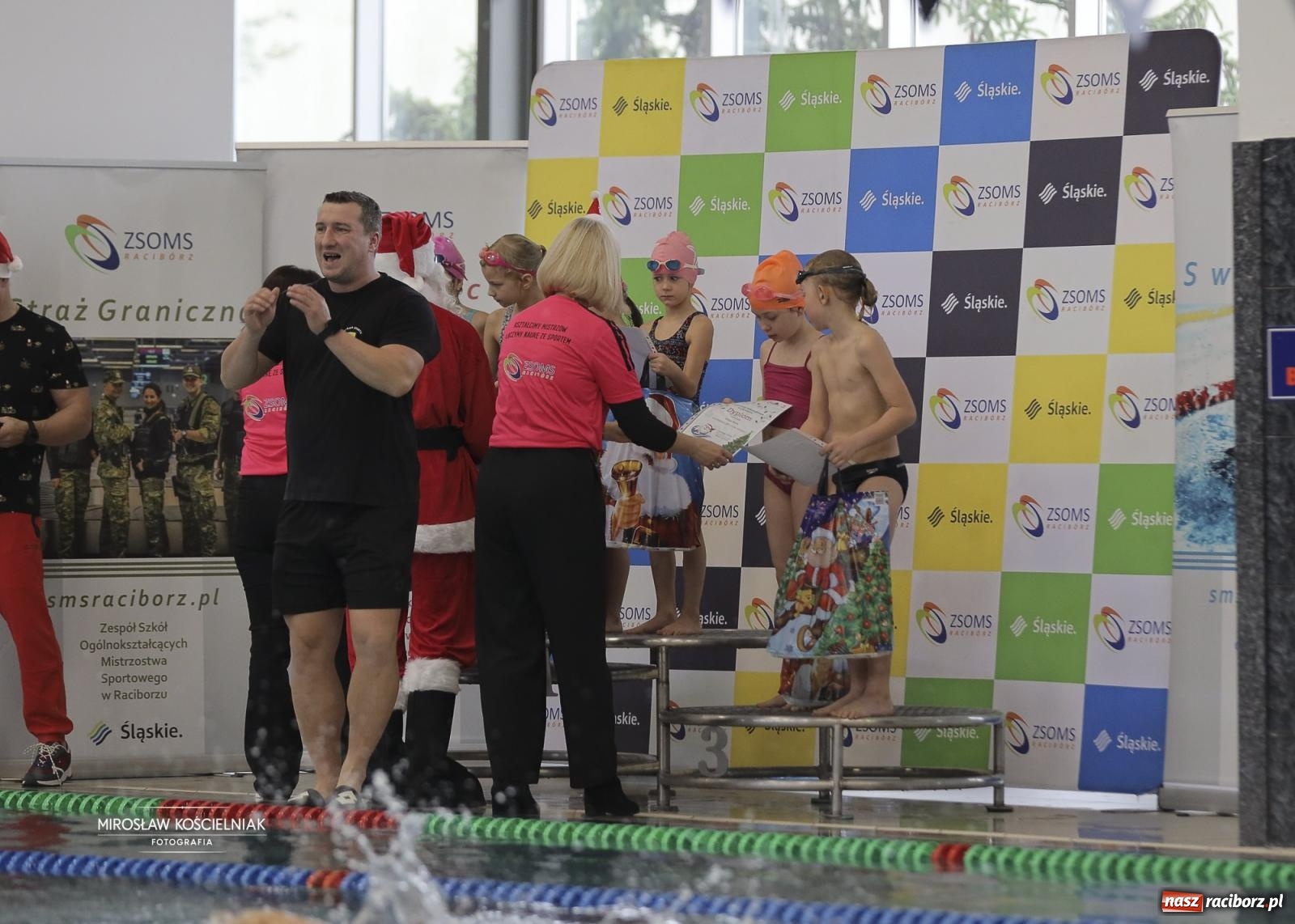 Zdjęcie w galerii na portalu naszraciborz.pl: XII Mikołajkowe Zawody Pływackie i jarmark z ZSOMS [FOTO i WIDEO] wiadomości z regionu