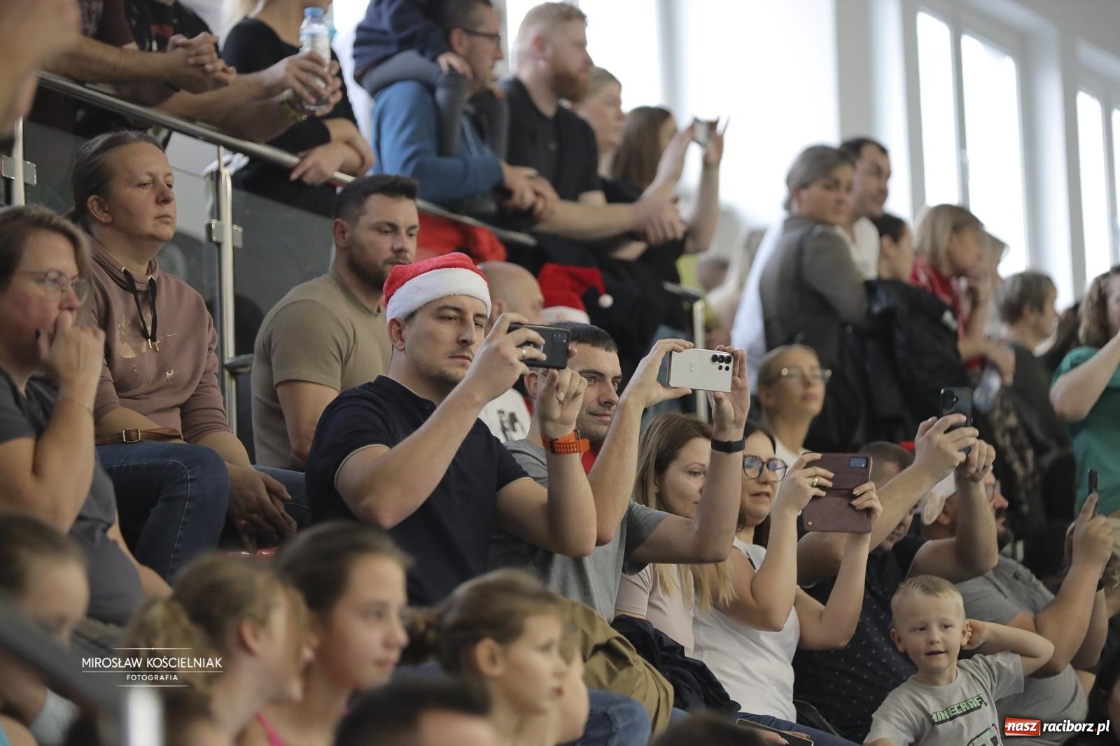 Zdjęcie w galerii na portalu naszraciborz.pl: XII Mikołajkowe Zawody Pływackie i jarmark z ZSOMS [FOTO i WIDEO] wiadomości z regionu