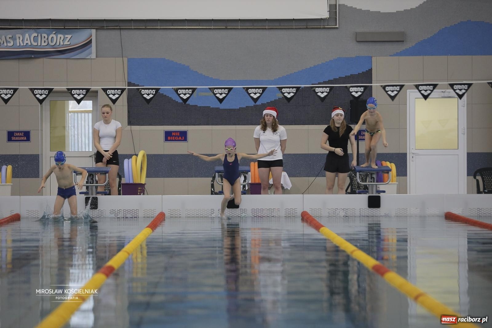 Zdjęcie w galerii na portalu naszraciborz.pl: XII Mikołajkowe Zawody Pływackie i jarmark z ZSOMS [FOTO i WIDEO] wiadomości z regionu