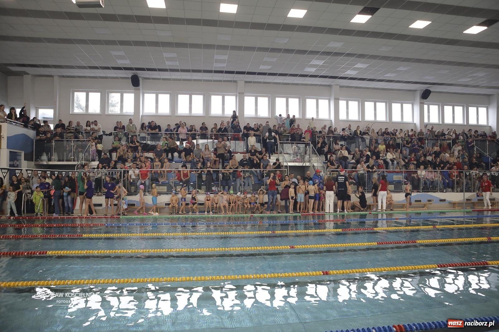 Zdjęcie w galerii na portalu naszraciborz.pl: XII Mikołajkowe Zawody Pływackie i jarmark z ZSOMS [FOTO i WIDEO] wiadomości z regionu