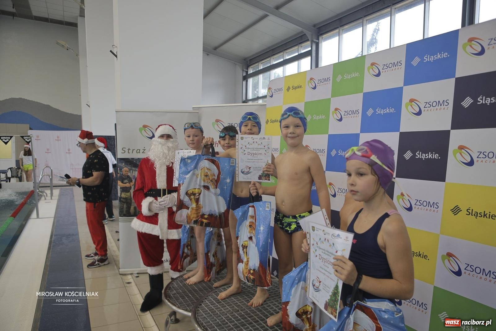 Zdjęcie w galerii na portalu naszraciborz.pl: XII Mikołajkowe Zawody Pływackie i jarmark z ZSOMS [FOTO i WIDEO] wiadomości z regionu