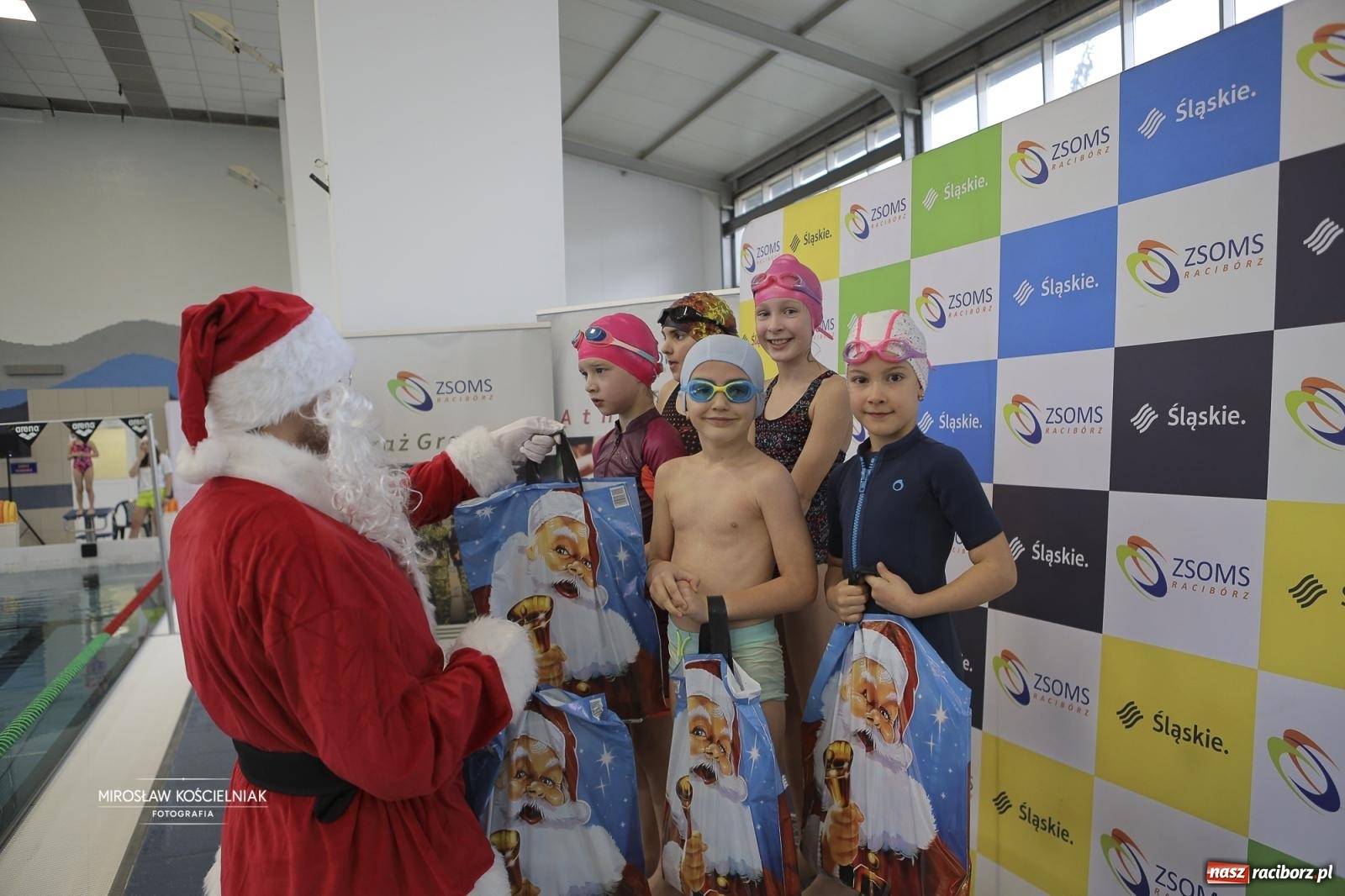Zdjęcie w galerii na portalu naszraciborz.pl: XII Mikołajkowe Zawody Pływackie i jarmark z ZSOMS [FOTO i WIDEO] wiadomości z regionu