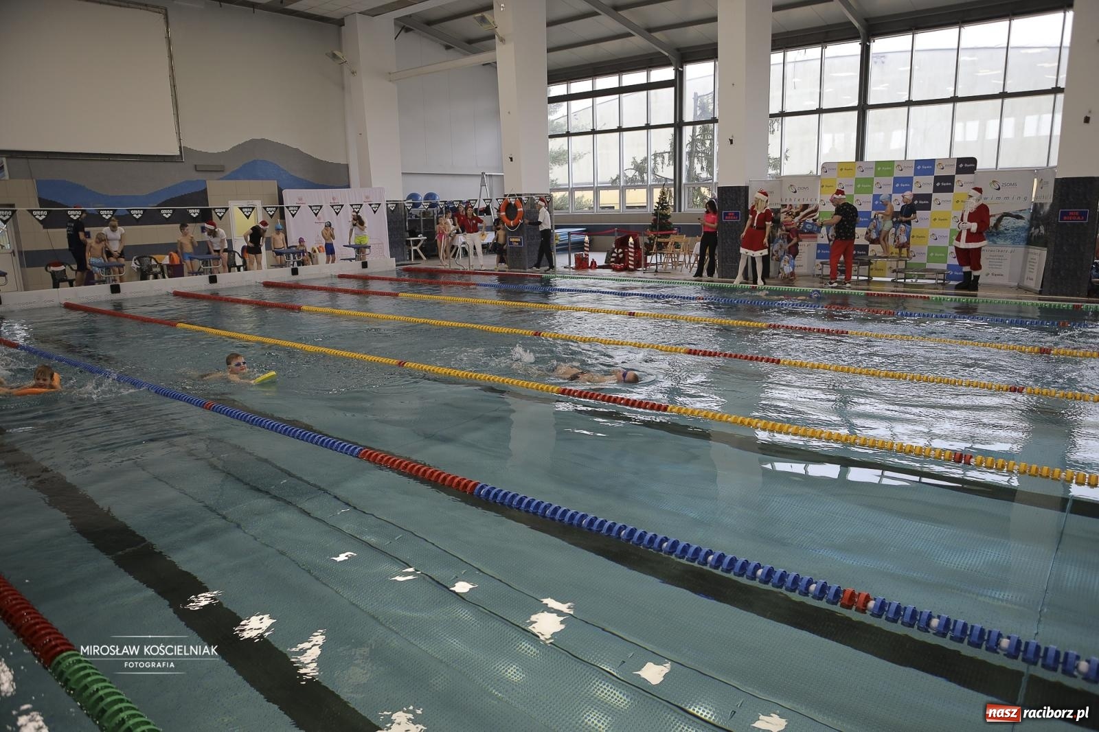 Zdjęcie w galerii na portalu naszraciborz.pl: XII Mikołajkowe Zawody Pływackie i jarmark z ZSOMS [FOTO i WIDEO] wiadomości z regionu