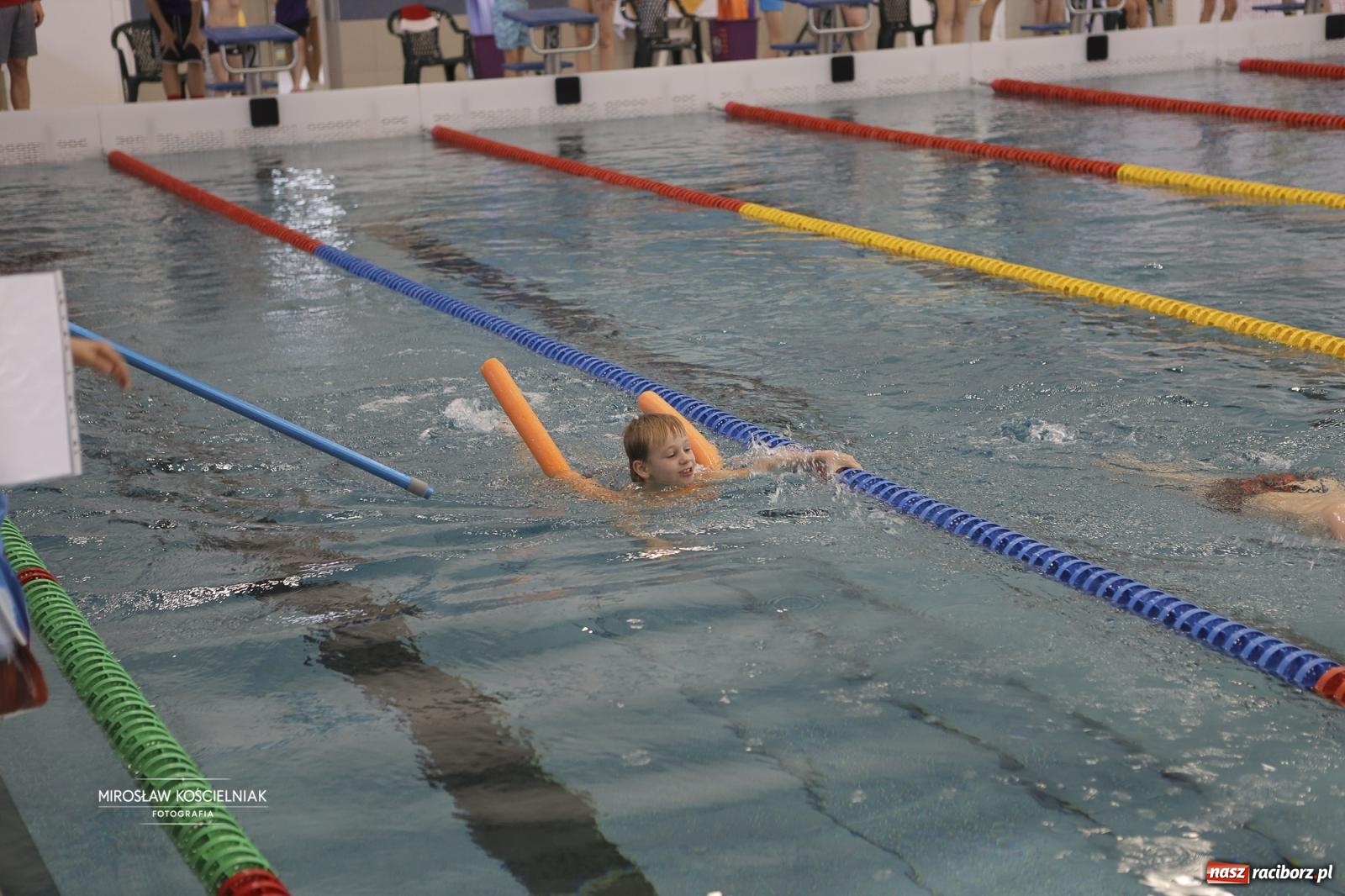 Zdjęcie w galerii na portalu naszraciborz.pl: XII Mikołajkowe Zawody Pływackie i jarmark z ZSOMS [FOTO i WIDEO] wiadomości z regionu