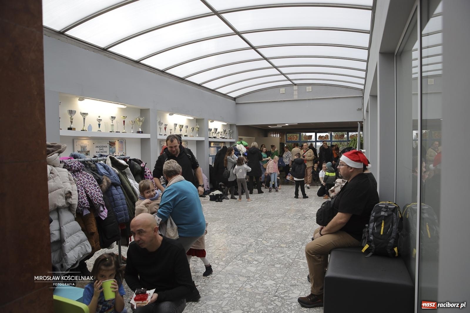 Zdjęcie w galerii na portalu naszraciborz.pl: XII Mikołajkowe Zawody Pływackie i jarmark z ZSOMS [FOTO i WIDEO] wiadomości z regionu