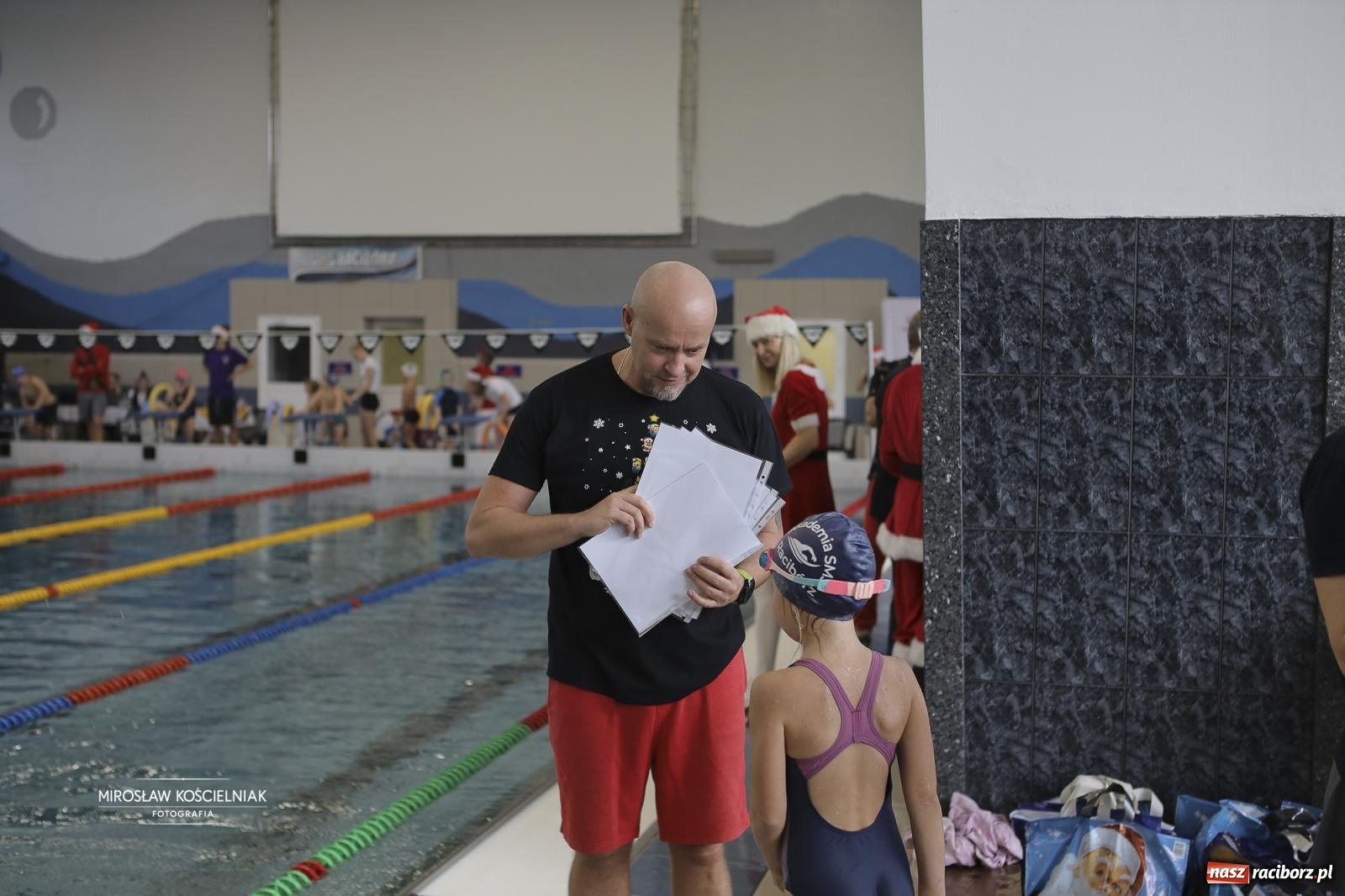 Zdjęcie w galerii na portalu naszraciborz.pl: XII Mikołajkowe Zawody Pływackie i jarmark z ZSOMS [FOTO i WIDEO] wiadomości z regionu
