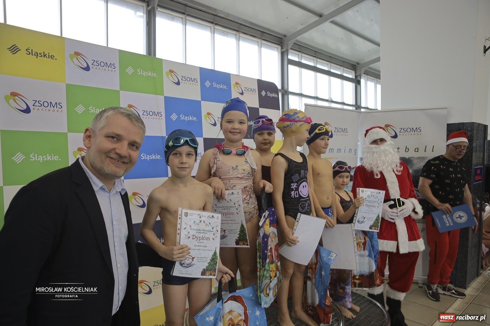 Zdjęcie w galerii na portalu naszraciborz.pl: XII Mikołajkowe Zawody Pływackie i jarmark z ZSOMS [FOTO i WIDEO] wiadomości z regionu