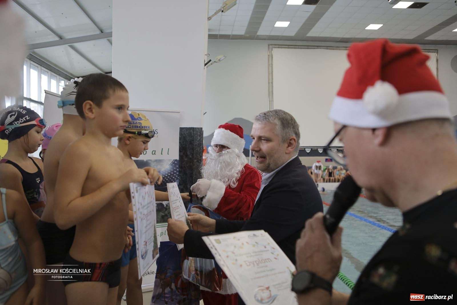 Zdjęcie w galerii na portalu naszraciborz.pl: XII Mikołajkowe Zawody Pływackie i jarmark z ZSOMS [FOTO i WIDEO] wiadomości z regionu