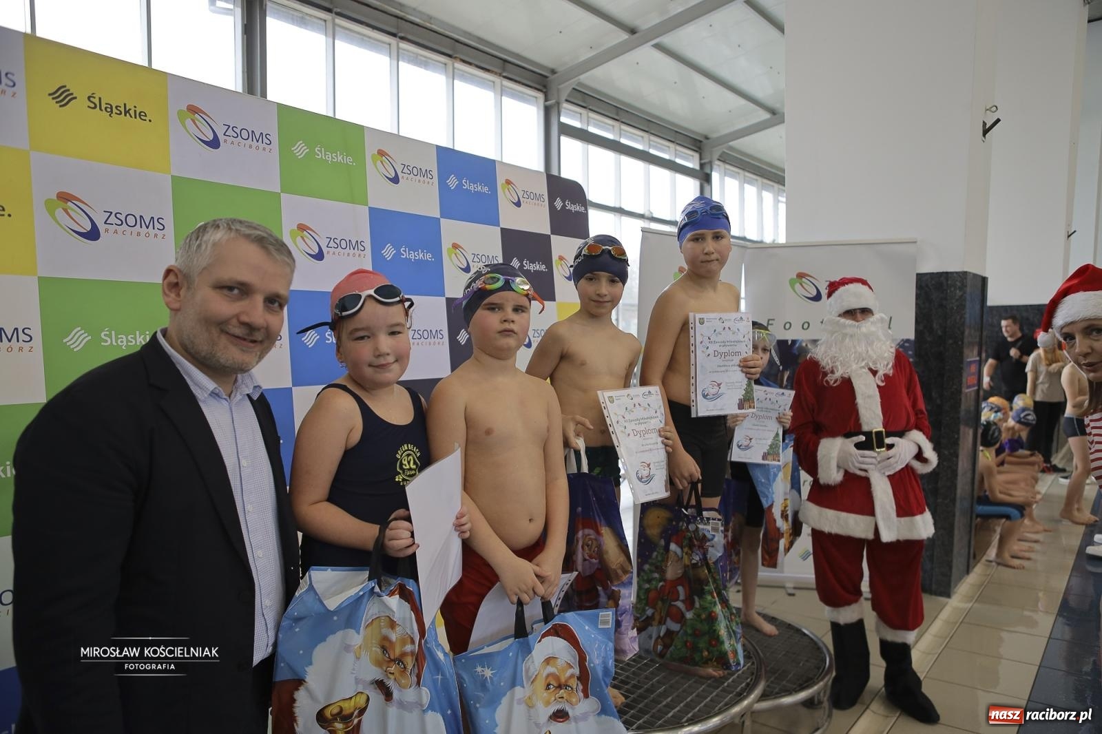 Zdjęcie w galerii na portalu naszraciborz.pl: XII Mikołajkowe Zawody Pływackie i jarmark z ZSOMS [FOTO i WIDEO] wiadomości z regionu
