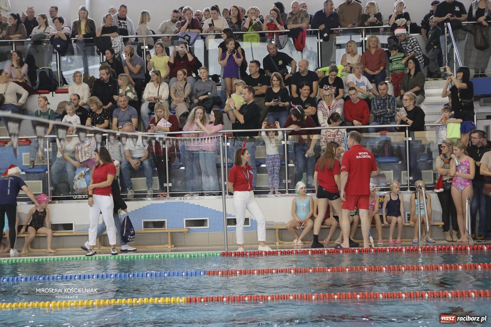 Zdjęcie w galerii na portalu naszraciborz.pl: XII Mikołajkowe Zawody Pływackie i jarmark z ZSOMS [FOTO i WIDEO] wiadomości z regionu