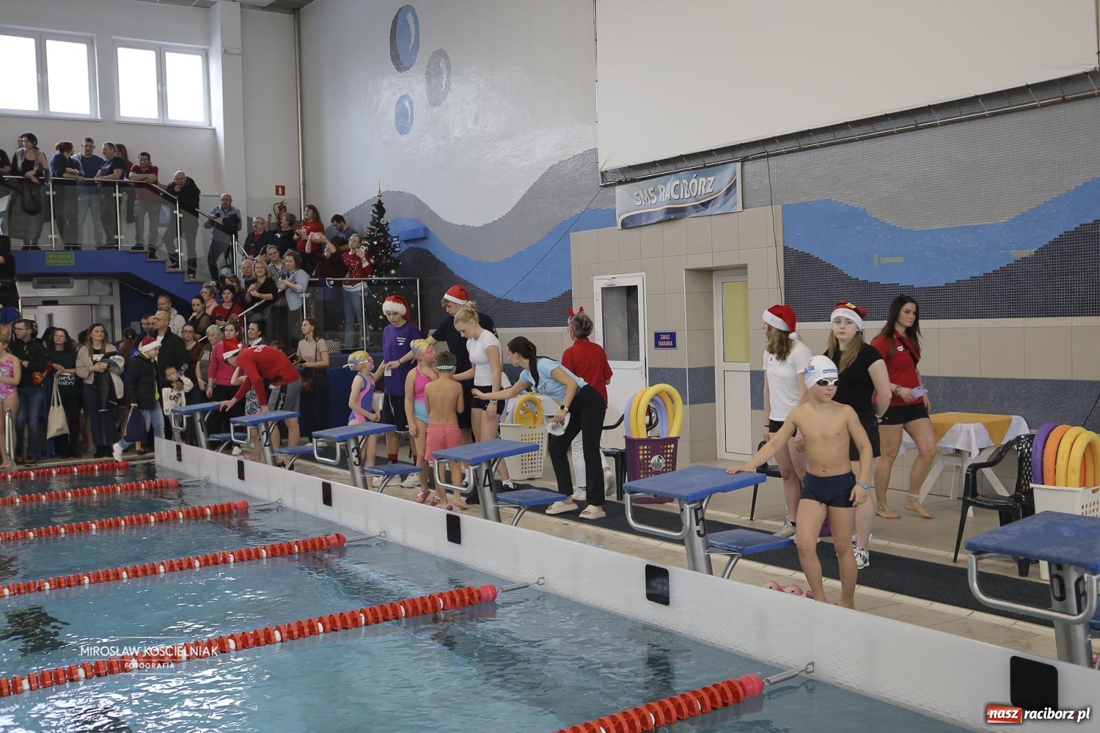 Zdjęcie w galerii na portalu naszraciborz.pl: XII Mikołajkowe Zawody Pływackie i jarmark z ZSOMS [FOTO i WIDEO] wiadomości z regionu