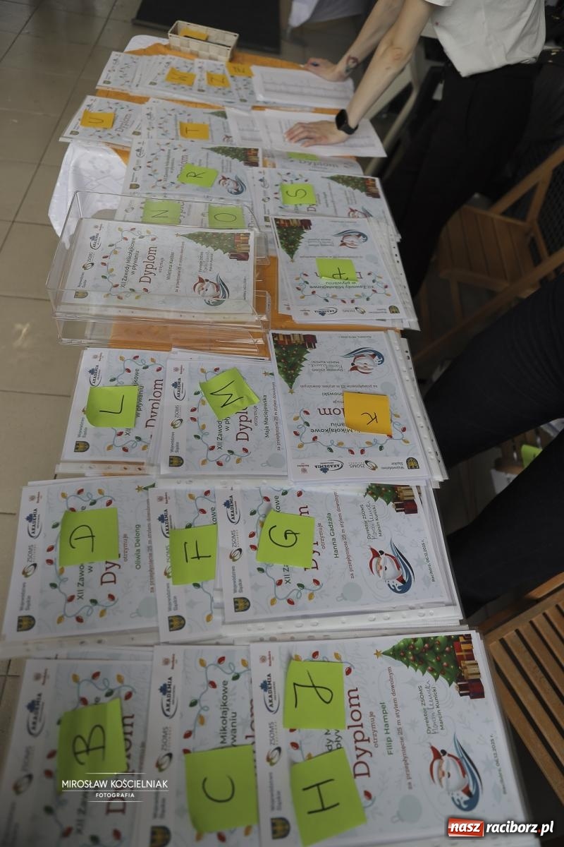 Zdjęcie w galerii na portalu naszraciborz.pl: XII Mikołajkowe Zawody Pływackie i jarmark z ZSOMS [FOTO i WIDEO] wiadomości z regionu