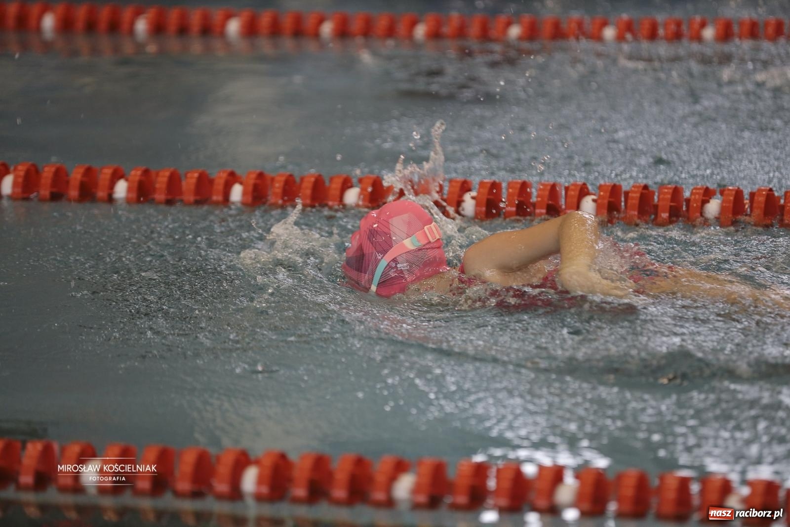 Zdjęcie w galerii na portalu naszraciborz.pl: XII Mikołajkowe Zawody Pływackie i jarmark z ZSOMS [FOTO i WIDEO] wiadomości z regionu