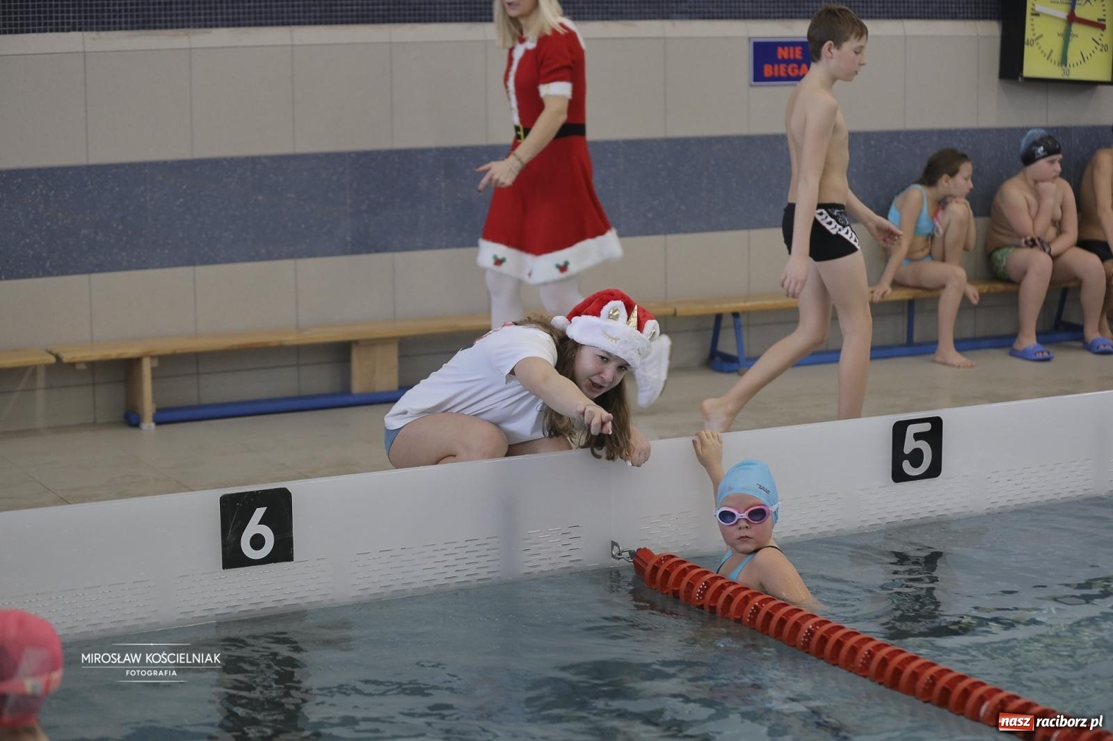 Zdjęcie w galerii na portalu naszraciborz.pl: XII Mikołajkowe Zawody Pływackie i jarmark z ZSOMS [FOTO i WIDEO] wiadomości z regionu