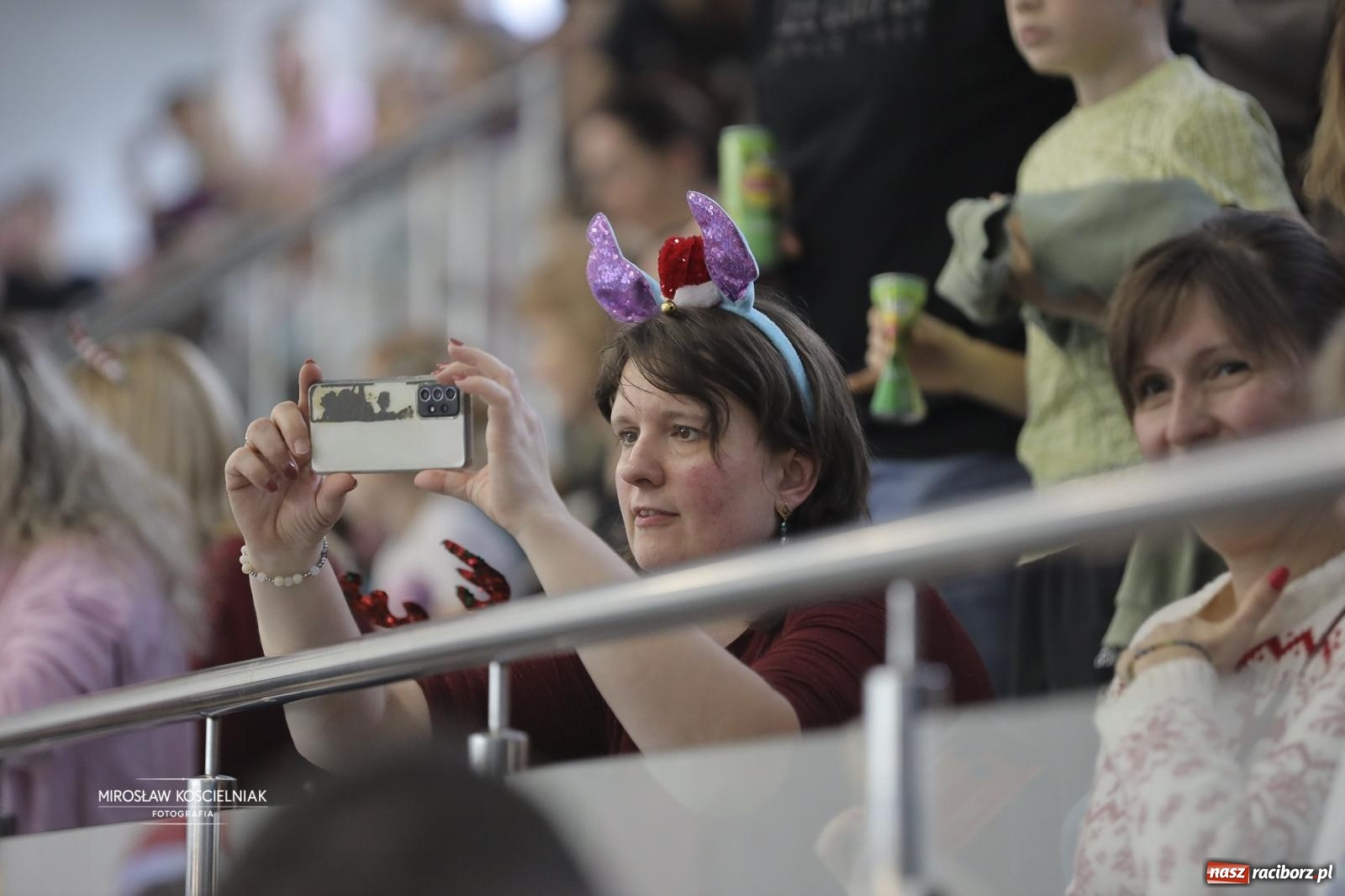 Zdjęcie w galerii na portalu naszraciborz.pl: XII Mikołajkowe Zawody Pływackie i jarmark z ZSOMS [FOTO i WIDEO] wiadomości z regionu
