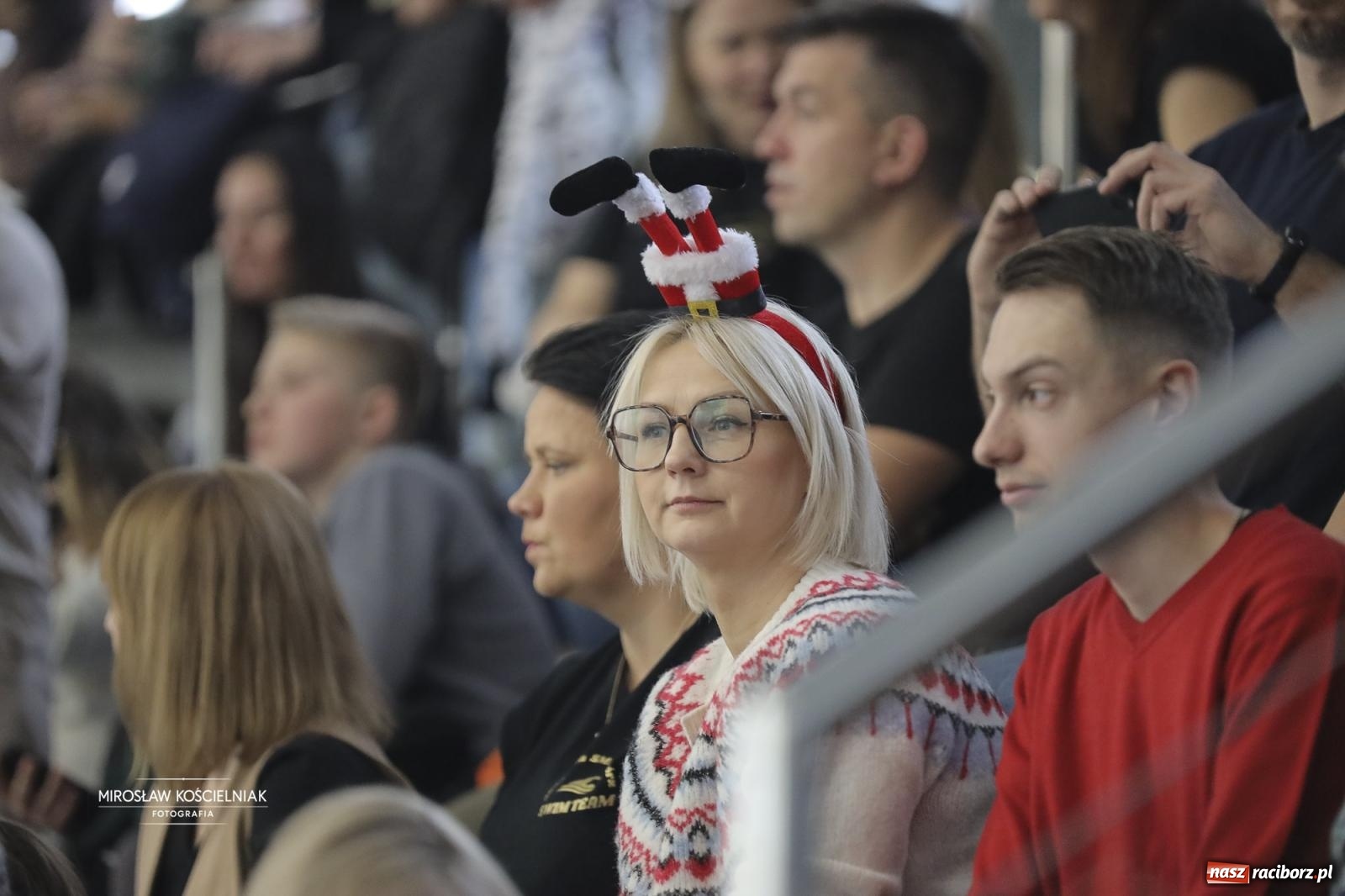 Zdjęcie w galerii na portalu naszraciborz.pl: XII Mikołajkowe Zawody Pływackie i jarmark z ZSOMS [FOTO i WIDEO] wiadomości z regionu