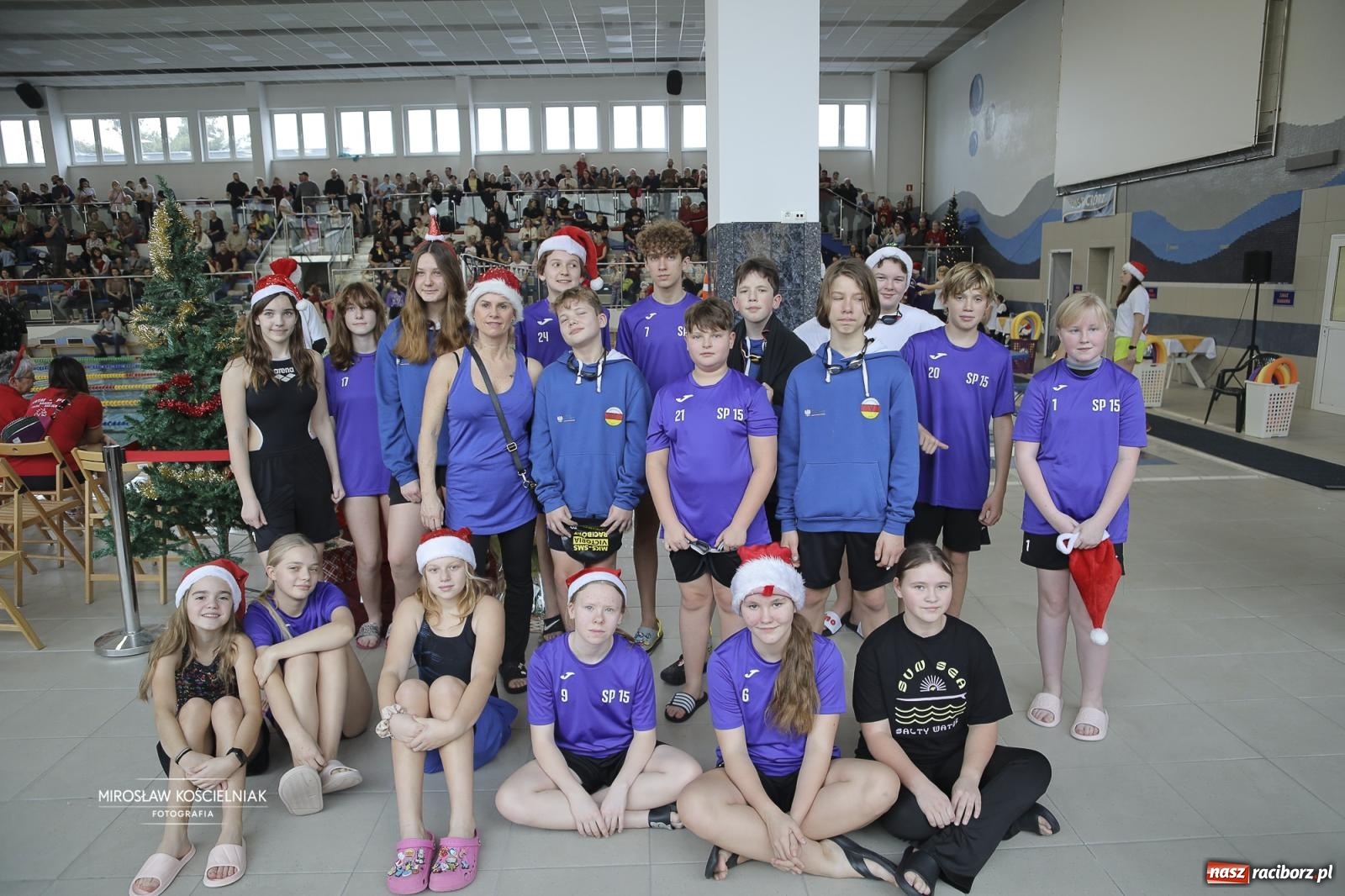 Zdjęcie w galerii na portalu naszraciborz.pl: XII Mikołajkowe Zawody Pływackie i jarmark z ZSOMS [FOTO i WIDEO] wiadomości z regionu