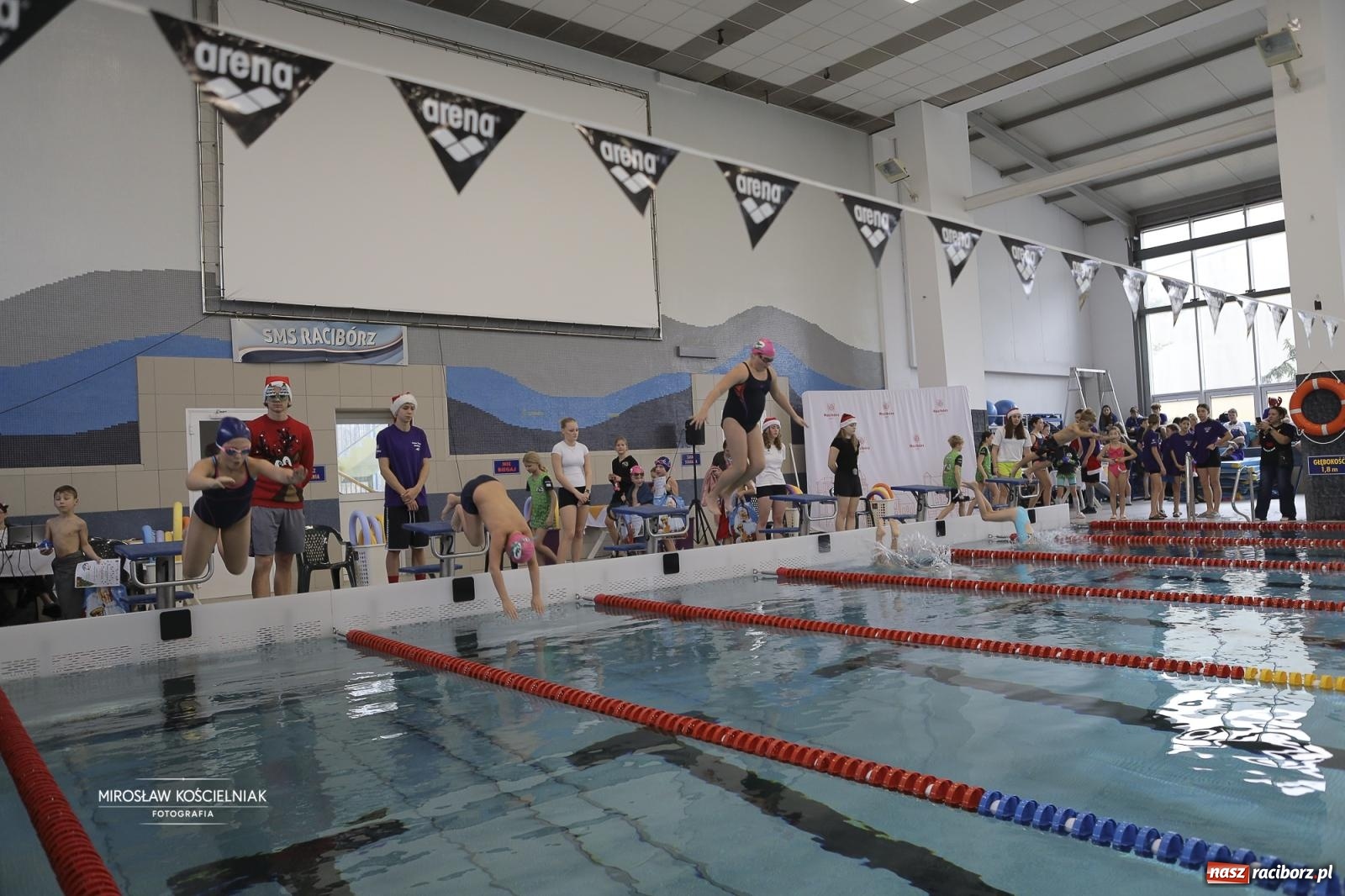 Zdjęcie w galerii na portalu naszraciborz.pl: XII Mikołajkowe Zawody Pływackie i jarmark z ZSOMS [FOTO i WIDEO] wiadomości z regionu