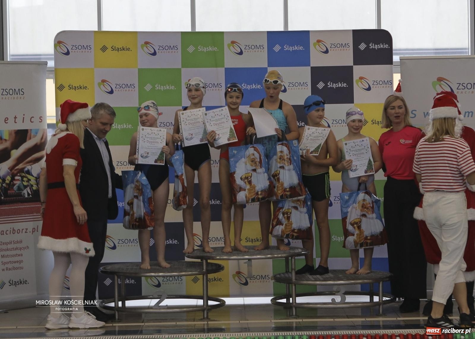 Zdjęcie w galerii na portalu naszraciborz.pl: XII Mikołajkowe Zawody Pływackie i jarmark z ZSOMS [FOTO i WIDEO] wiadomości z regionu