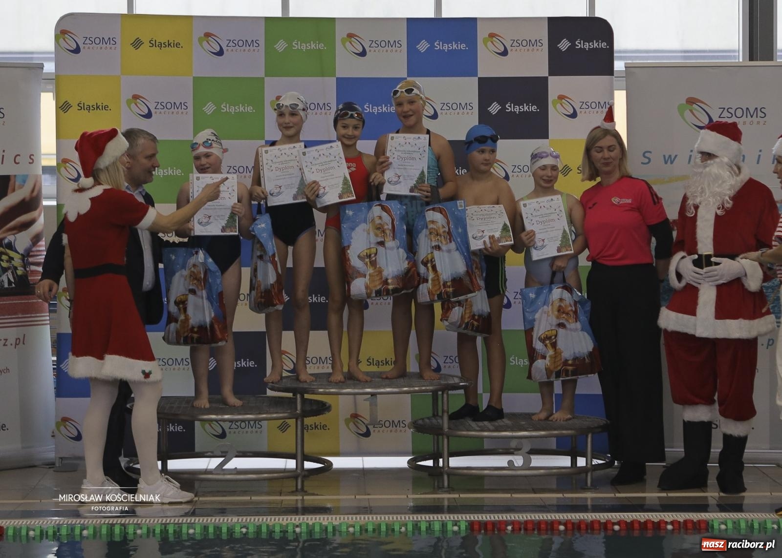 Zdjęcie w galerii na portalu naszraciborz.pl: XII Mikołajkowe Zawody Pływackie i jarmark z ZSOMS [FOTO i WIDEO] wiadomości z regionu