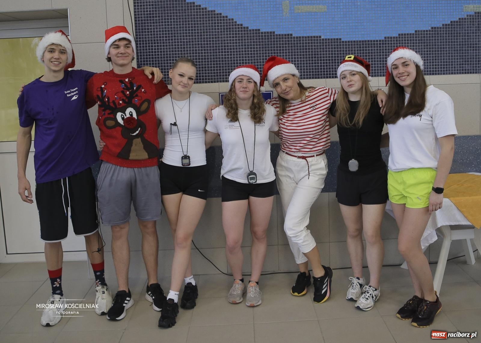 Zdjęcie w galerii na portalu naszraciborz.pl: XII Mikołajkowe Zawody Pływackie i jarmark z ZSOMS [FOTO i WIDEO] wiadomości z regionu