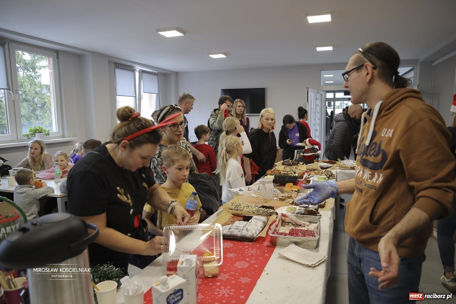 Zdjęcie w galerii na portalu naszraciborz.pl: XII Mikołajkowe Zawody Pływackie i jarmark z ZSOMS [FOTO i WIDEO] wiadomości z regionu