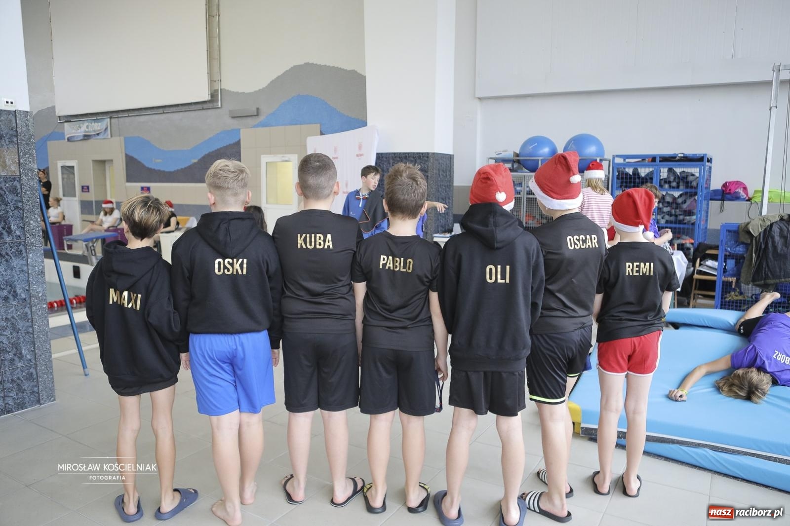 Zdjęcie w galerii na portalu naszraciborz.pl: XII Mikołajkowe Zawody Pływackie i jarmark z ZSOMS [FOTO i WIDEO] wiadomości z regionu