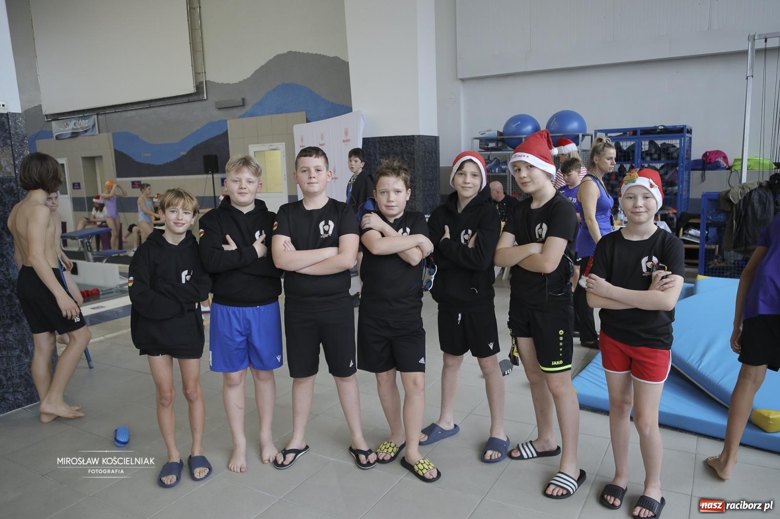 Zdjęcie w galerii na portalu naszraciborz.pl: XII Mikołajkowe Zawody Pływackie i jarmark z ZSOMS [FOTO i WIDEO] wiadomości z regionu