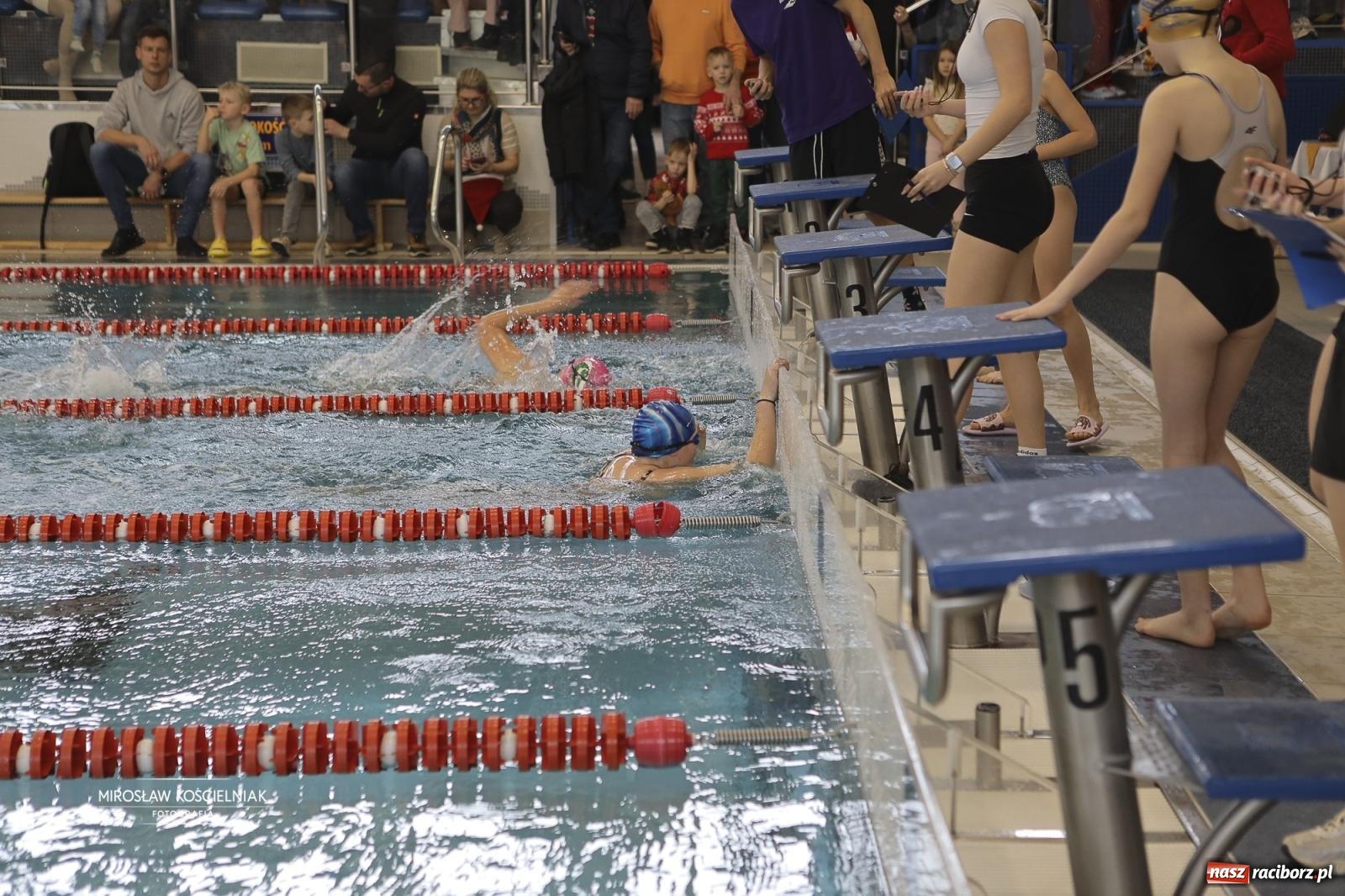 Zdjęcie w galerii na portalu naszraciborz.pl: XII Mikołajkowe Zawody Pływackie i jarmark z ZSOMS [FOTO i WIDEO] wiadomości z regionu