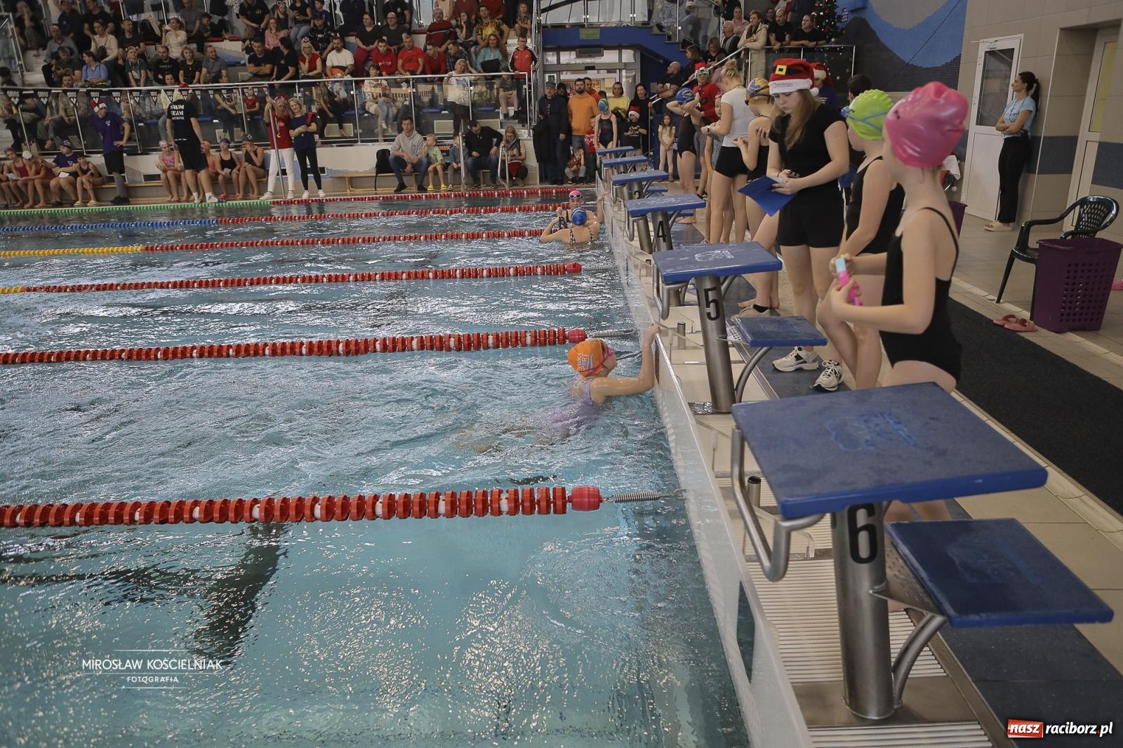 Zdjęcie w galerii na portalu naszraciborz.pl: XII Mikołajkowe Zawody Pływackie i jarmark z ZSOMS [FOTO i WIDEO] wiadomości z regionu