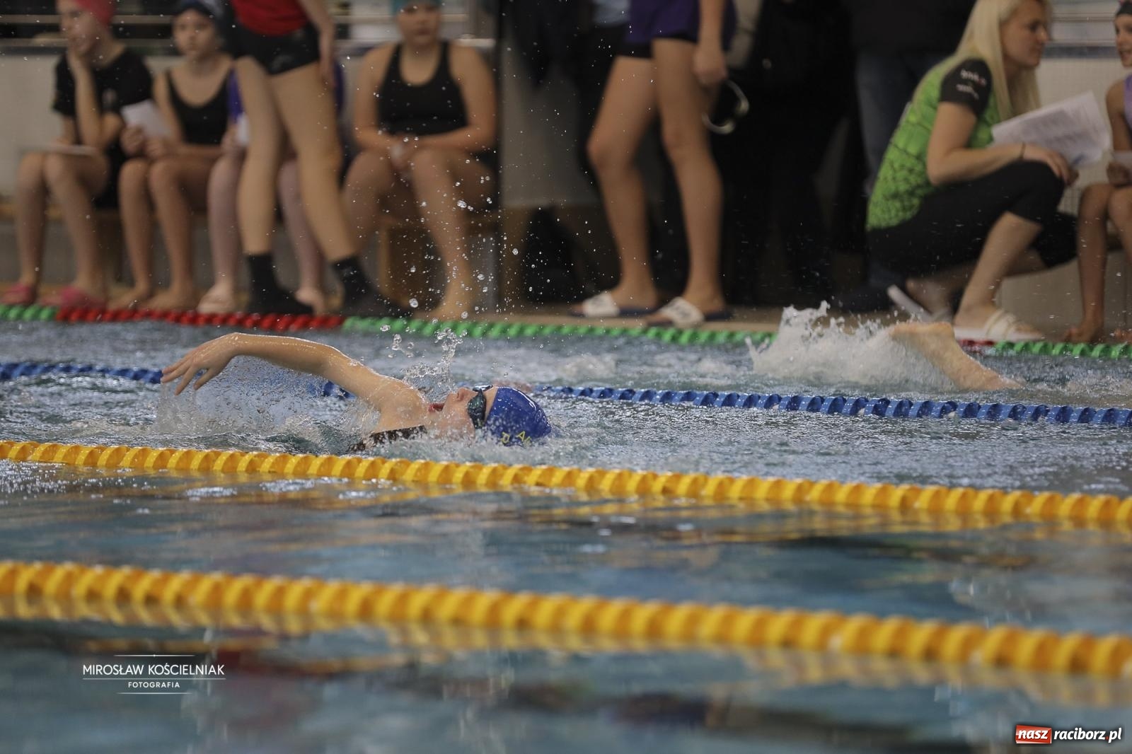 Zdjęcie w galerii na portalu naszraciborz.pl: XII Mikołajkowe Zawody Pływackie i jarmark z ZSOMS [FOTO i WIDEO] wiadomości z regionu
