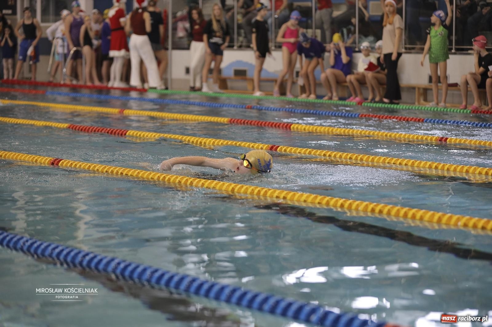 Zdjęcie w galerii na portalu naszraciborz.pl: XII Mikołajkowe Zawody Pływackie i jarmark z ZSOMS [FOTO i WIDEO] wiadomości z regionu