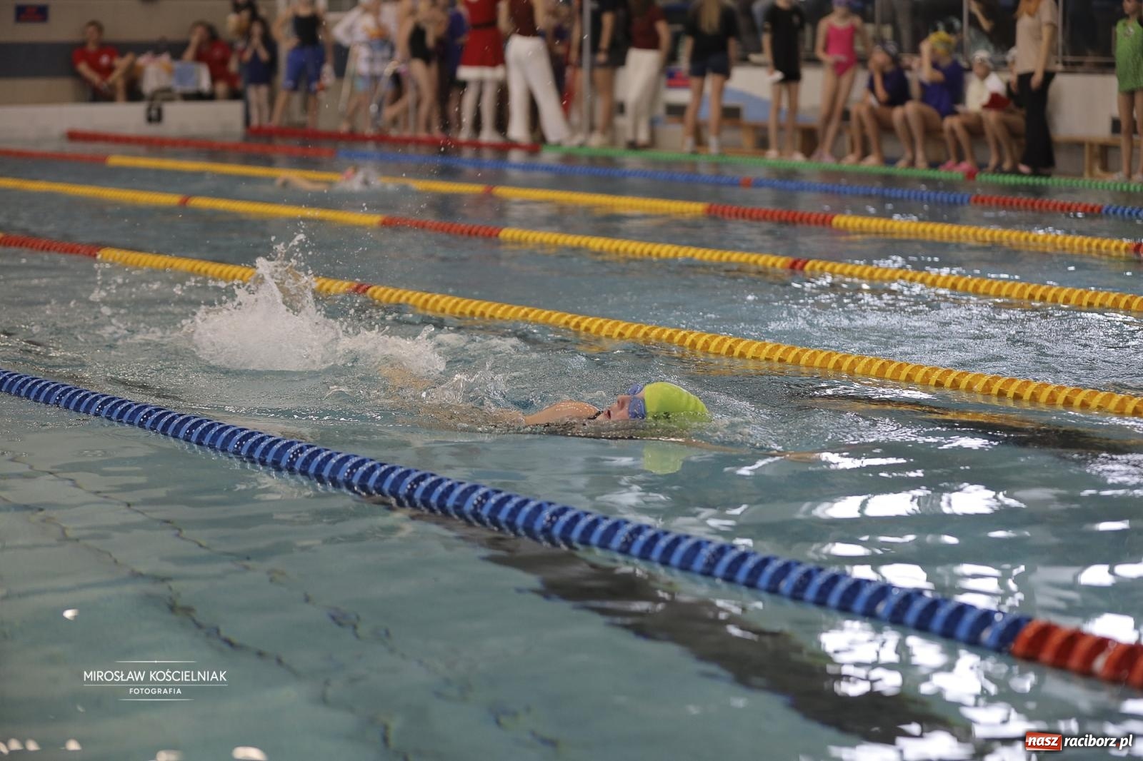 Zdjęcie w galerii na portalu naszraciborz.pl: XII Mikołajkowe Zawody Pływackie i jarmark z ZSOMS [FOTO i WIDEO] wiadomości z regionu