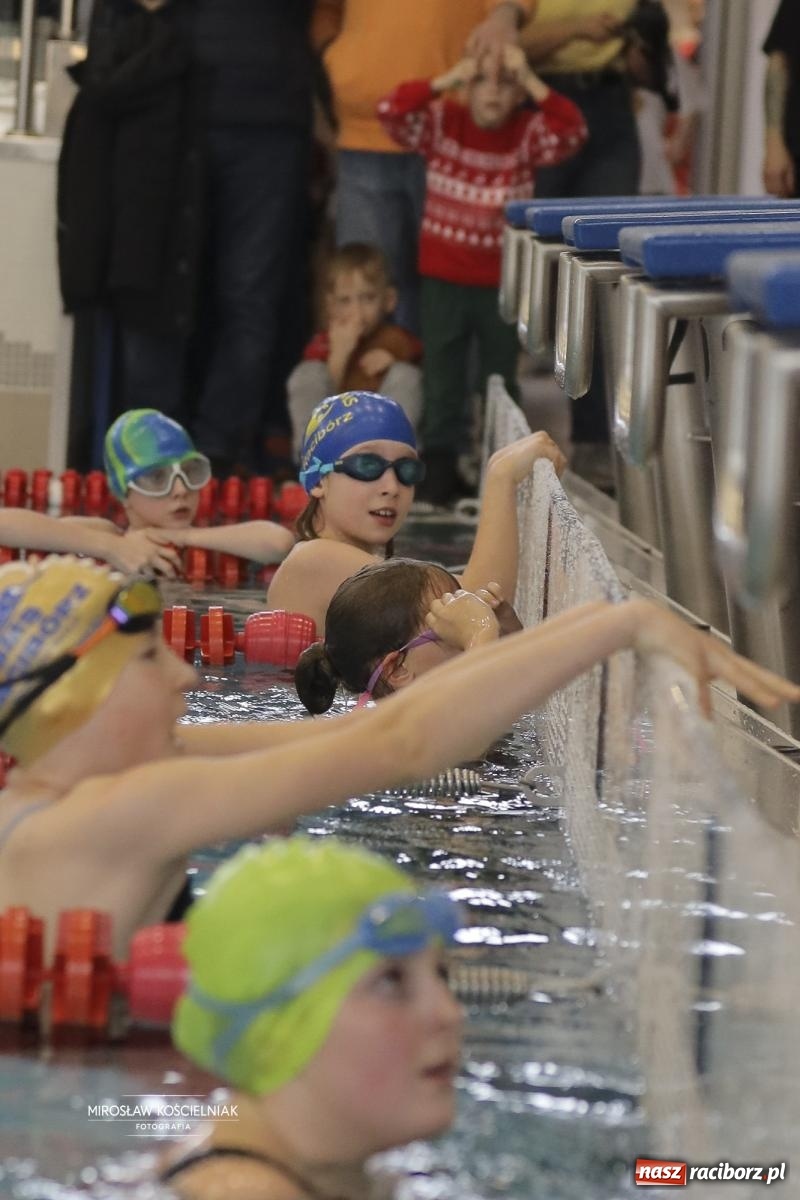 Zdjęcie w galerii na portalu naszraciborz.pl: XII Mikołajkowe Zawody Pływackie i jarmark z ZSOMS [FOTO i WIDEO] wiadomości z regionu
