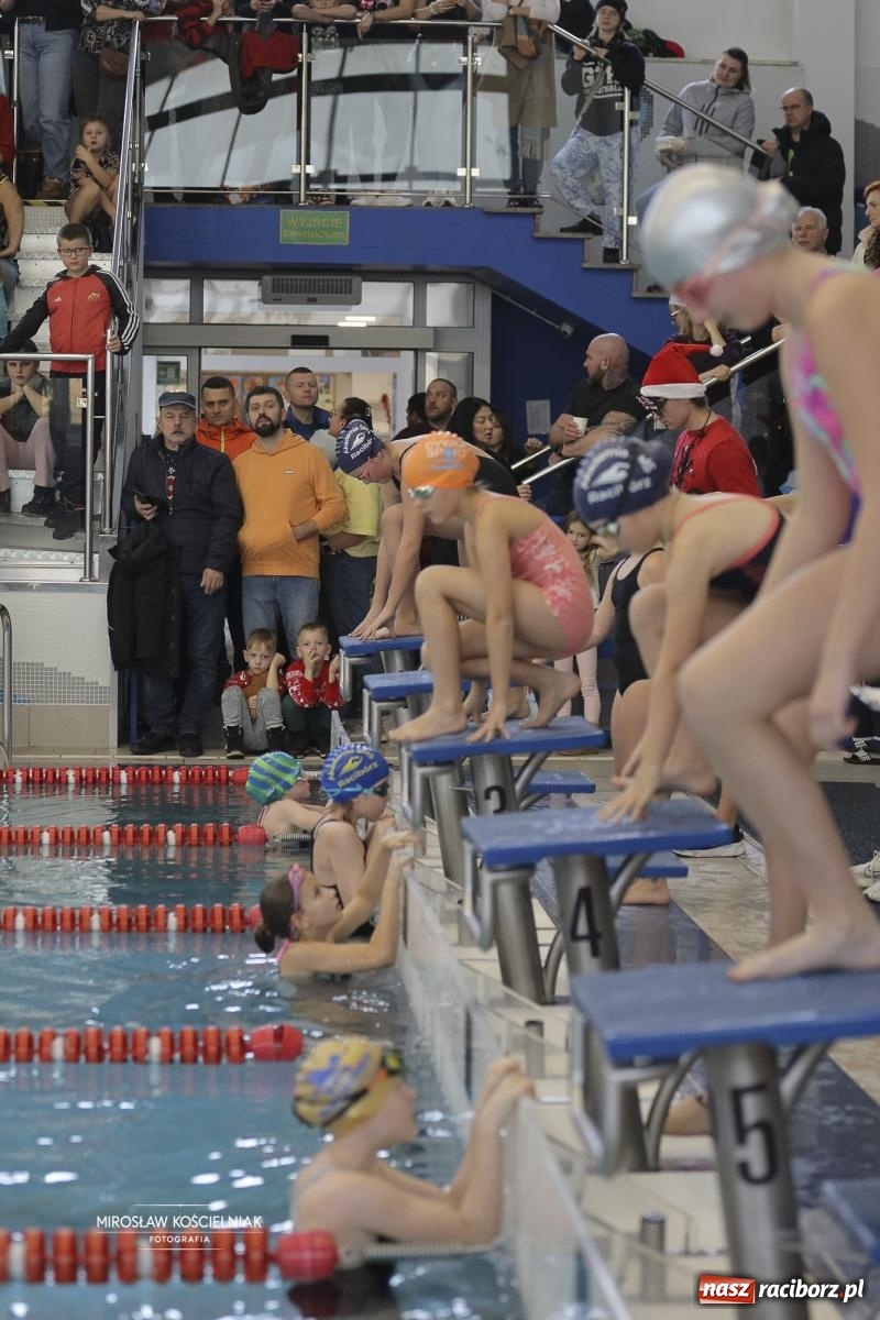Zdjęcie w galerii na portalu naszraciborz.pl: XII Mikołajkowe Zawody Pływackie i jarmark z ZSOMS [FOTO i WIDEO] wiadomości z regionu