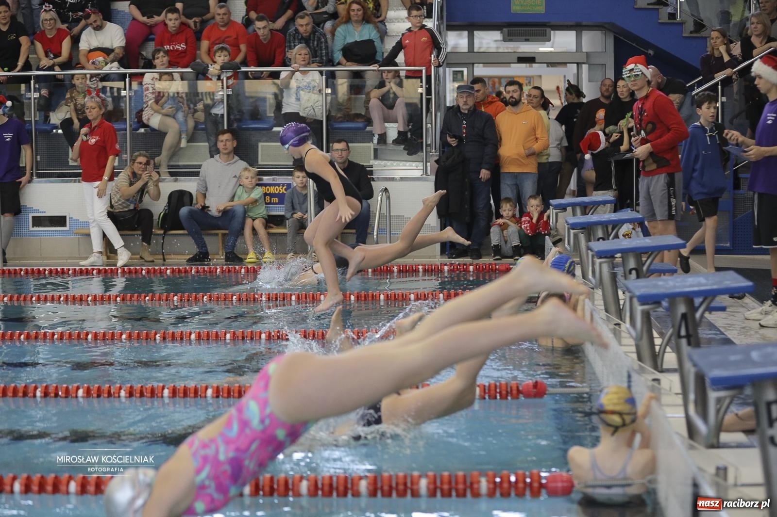 Zdjęcie w galerii na portalu naszraciborz.pl: XII Mikołajkowe Zawody Pływackie i jarmark z ZSOMS [FOTO i WIDEO] wiadomości z regionu