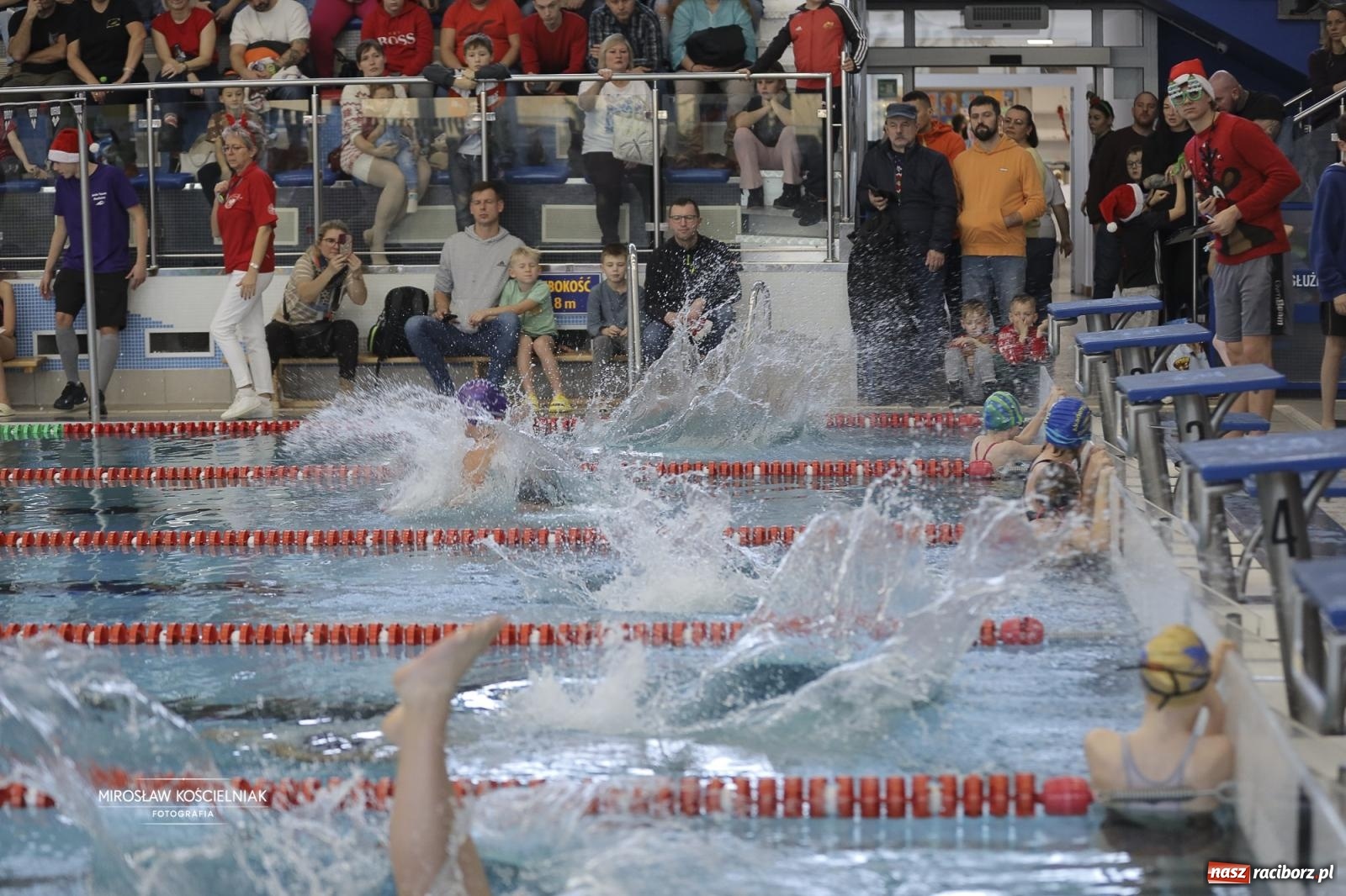Zdjęcie w galerii na portalu naszraciborz.pl: XII Mikołajkowe Zawody Pływackie i jarmark z ZSOMS [FOTO i WIDEO] wiadomości z regionu