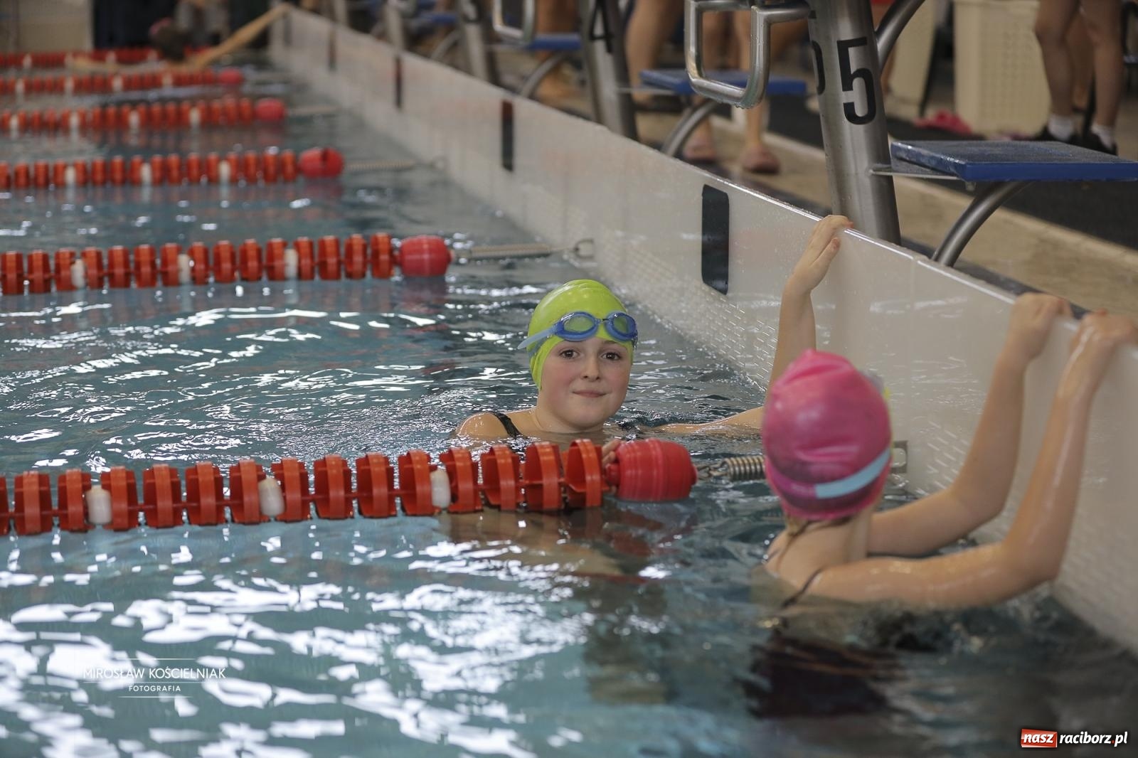 Zdjęcie w galerii na portalu naszraciborz.pl: XII Mikołajkowe Zawody Pływackie i jarmark z ZSOMS [FOTO i WIDEO] wiadomości z regionu
